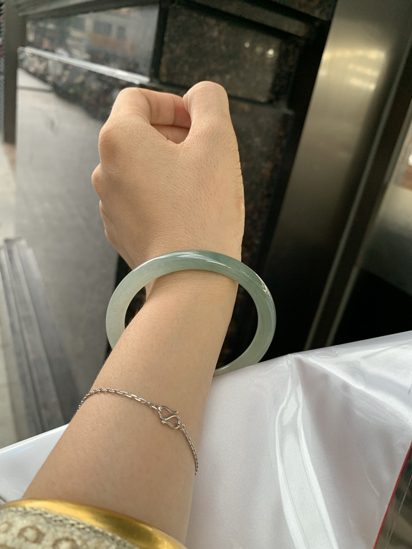 油青美人条 56.5-7-7.3 0514-N716 打灯有细纹，不打灯不明显，满圈渐变油青底层次感自然，半山半水，青黛色晕染如江南烟雨