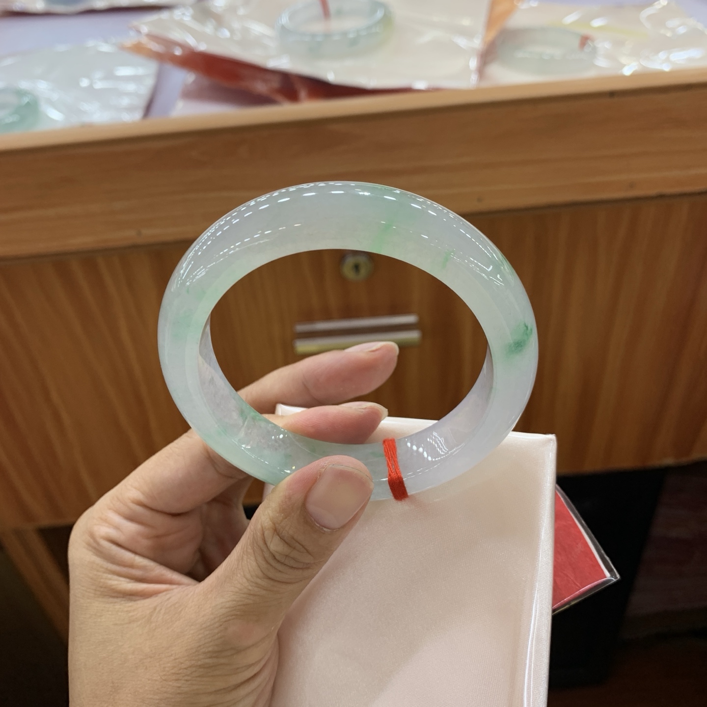 051326WJ 冰飘绿正圈大圈口翡翠手镯 59.5-14-9.4