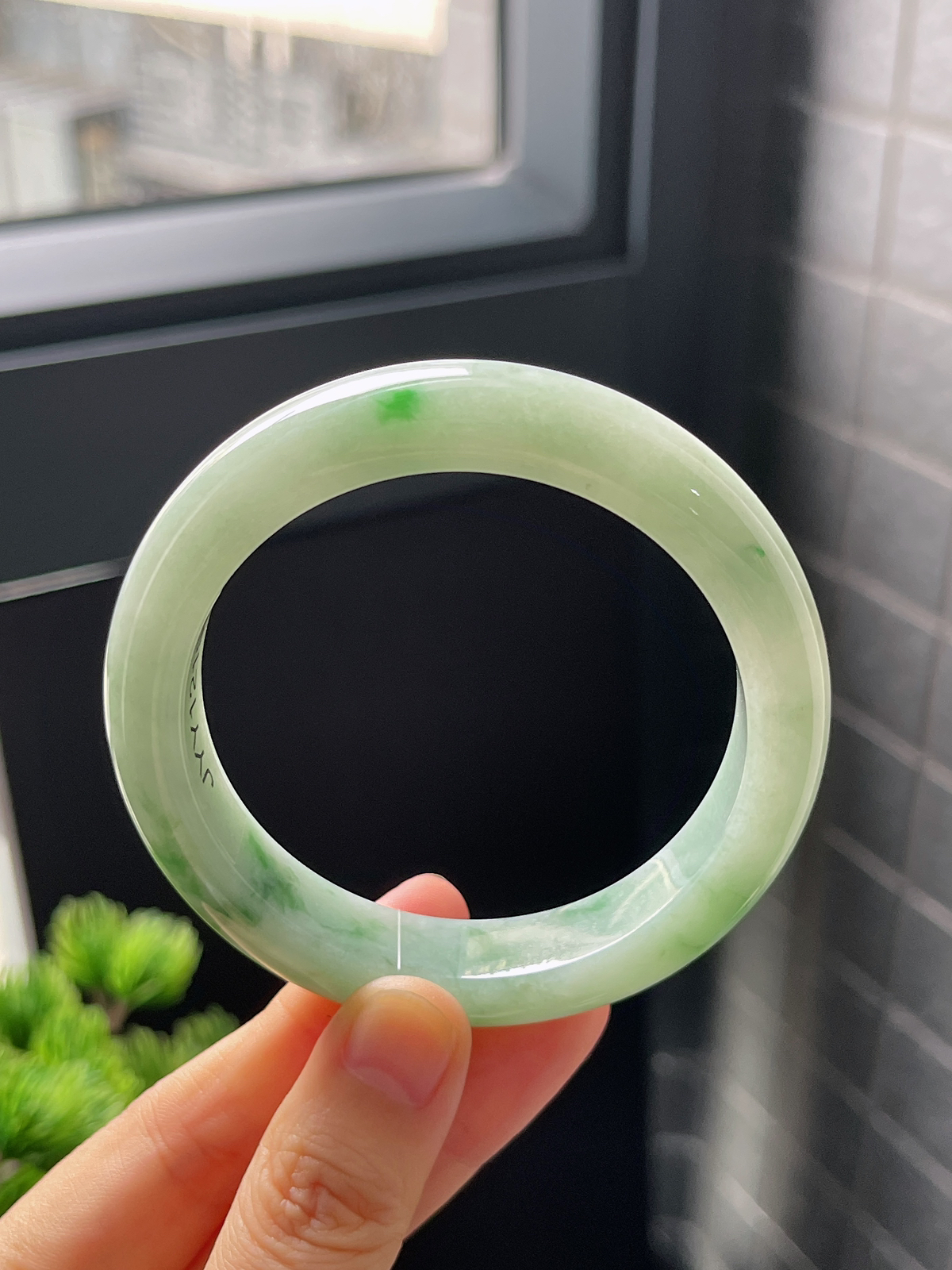 正圈56圈口，翡翠糯化种飘绿手镯