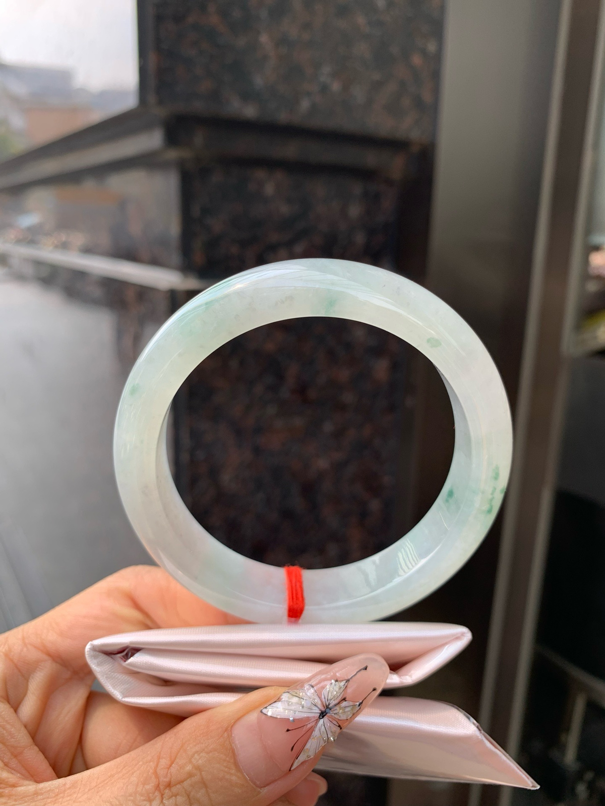 冰飘花正圈
60-9-13.8
底妆冰润，冰底中开出了朵朵蓝花，飘花灵动飘逸，勾勒出一幅唯美诗意的山
