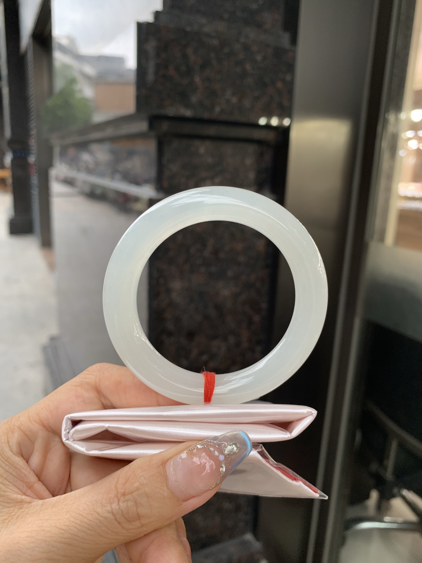 白冰圆条 0514-N722 打灯细纹，底妆冰润细腻，一腕清透，简约清爽，不挑肤色年龄，给人一种清雅