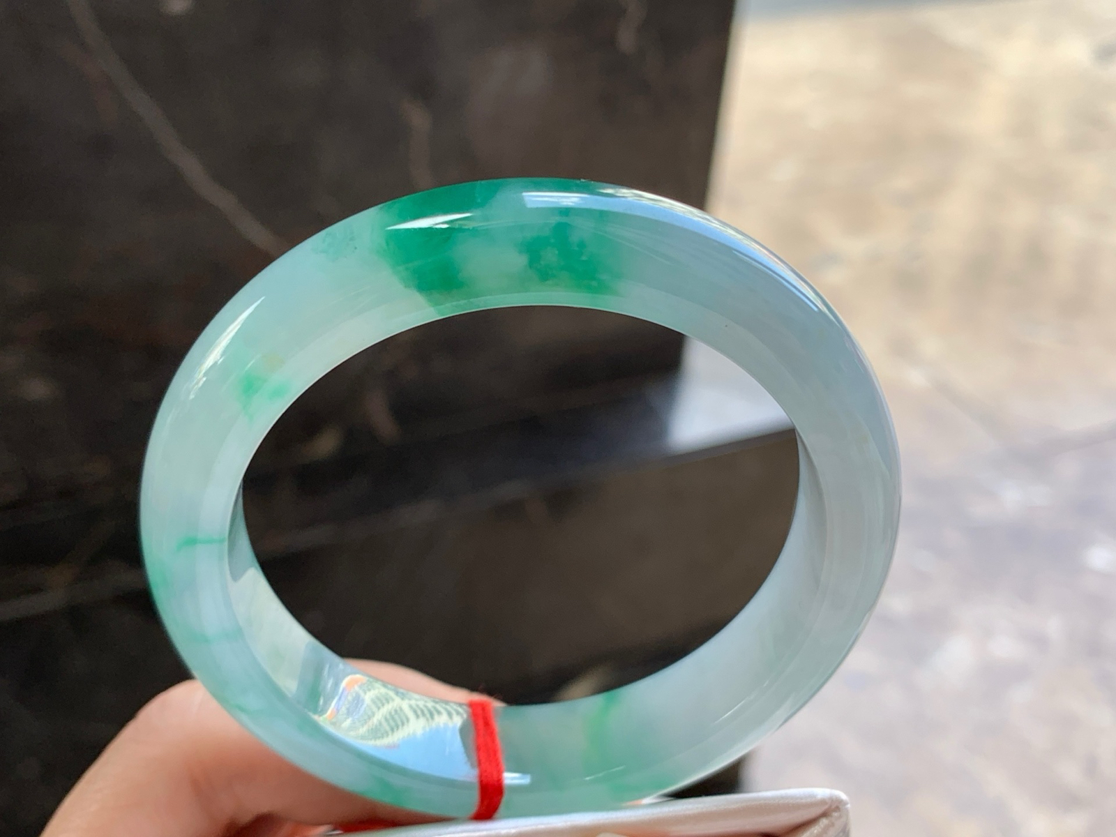 58.5-13.2-9.1

绿花手镯^_^玉质温润 水润细腻
