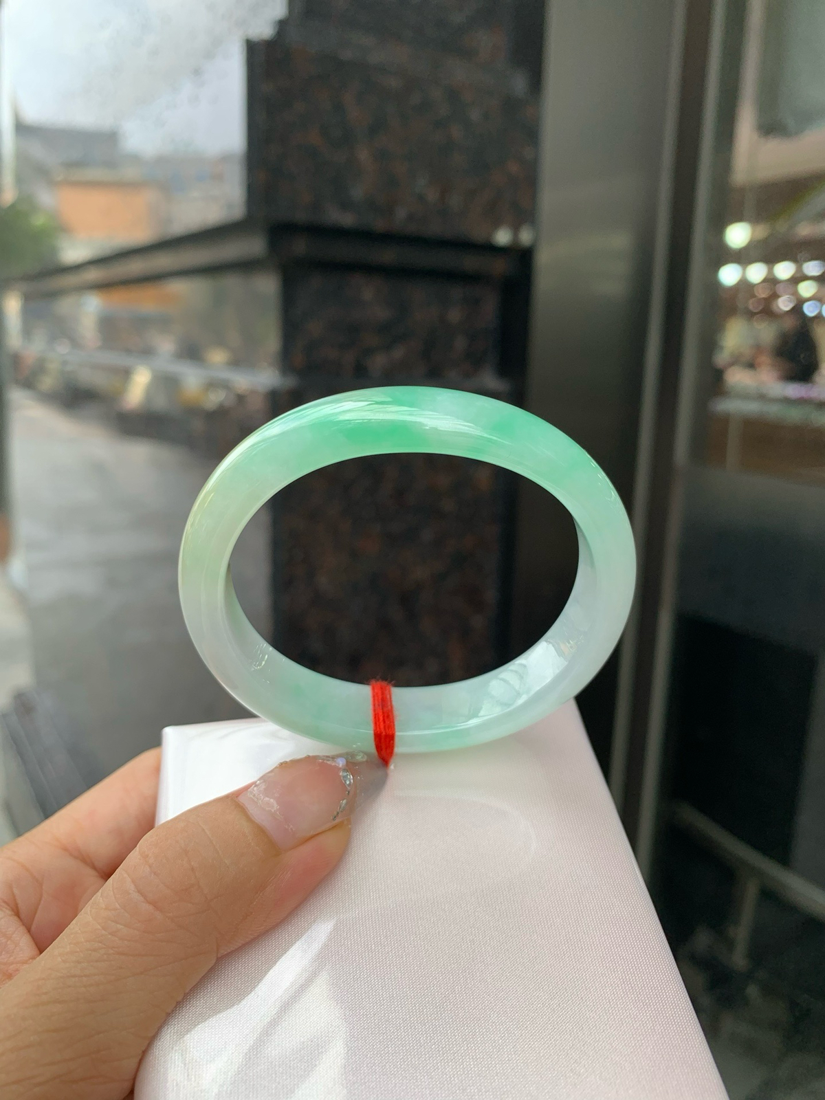黄加绿贵妃
56-48.1-6.8-12.2
底妆水润细腻，人间富贵黄加绿，它是翡翠中的代表，翡 为黄色，寓意财富，享尊贵，如同初升的太阳，散发着温暖的光芒，翠为绿色，似早春，如同春天的绿叶，充满生机与活力，恰似枯木逢春，象征着希望与繁荣..