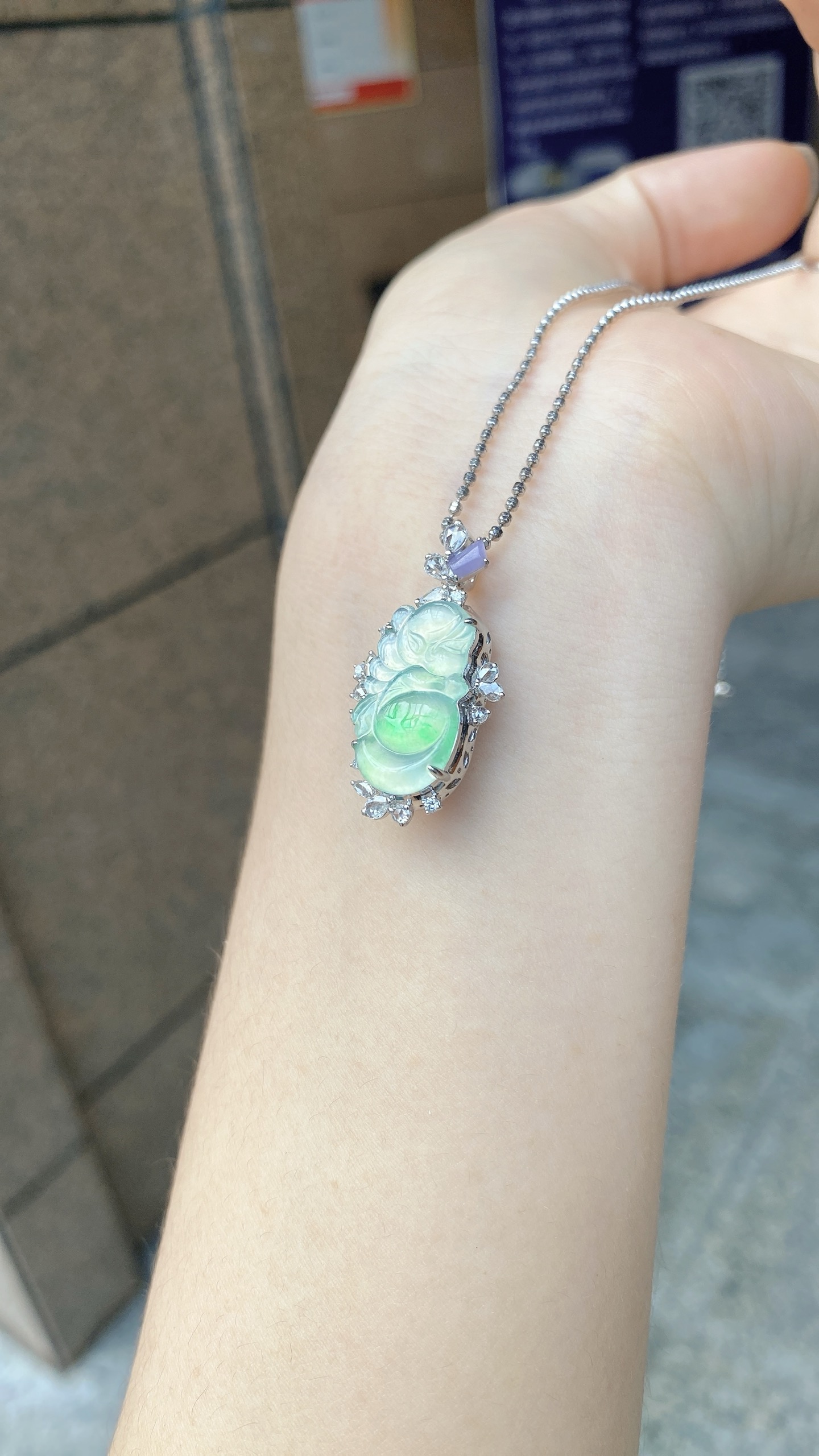 自然光 · 冰胶飘翠绿花仙子吊坠 18K · 整：30.5*17*8.7mm 裸：19.1*11*3