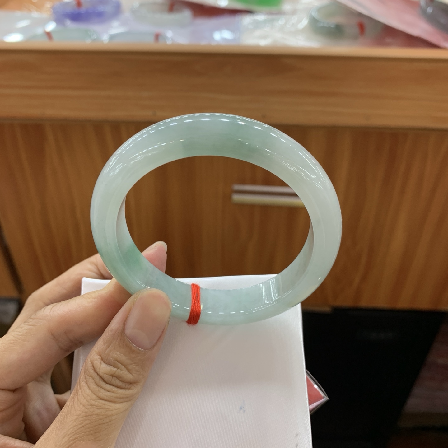 051311FN 飘绿花正圈翡翠手镯 56.2-12.3-8