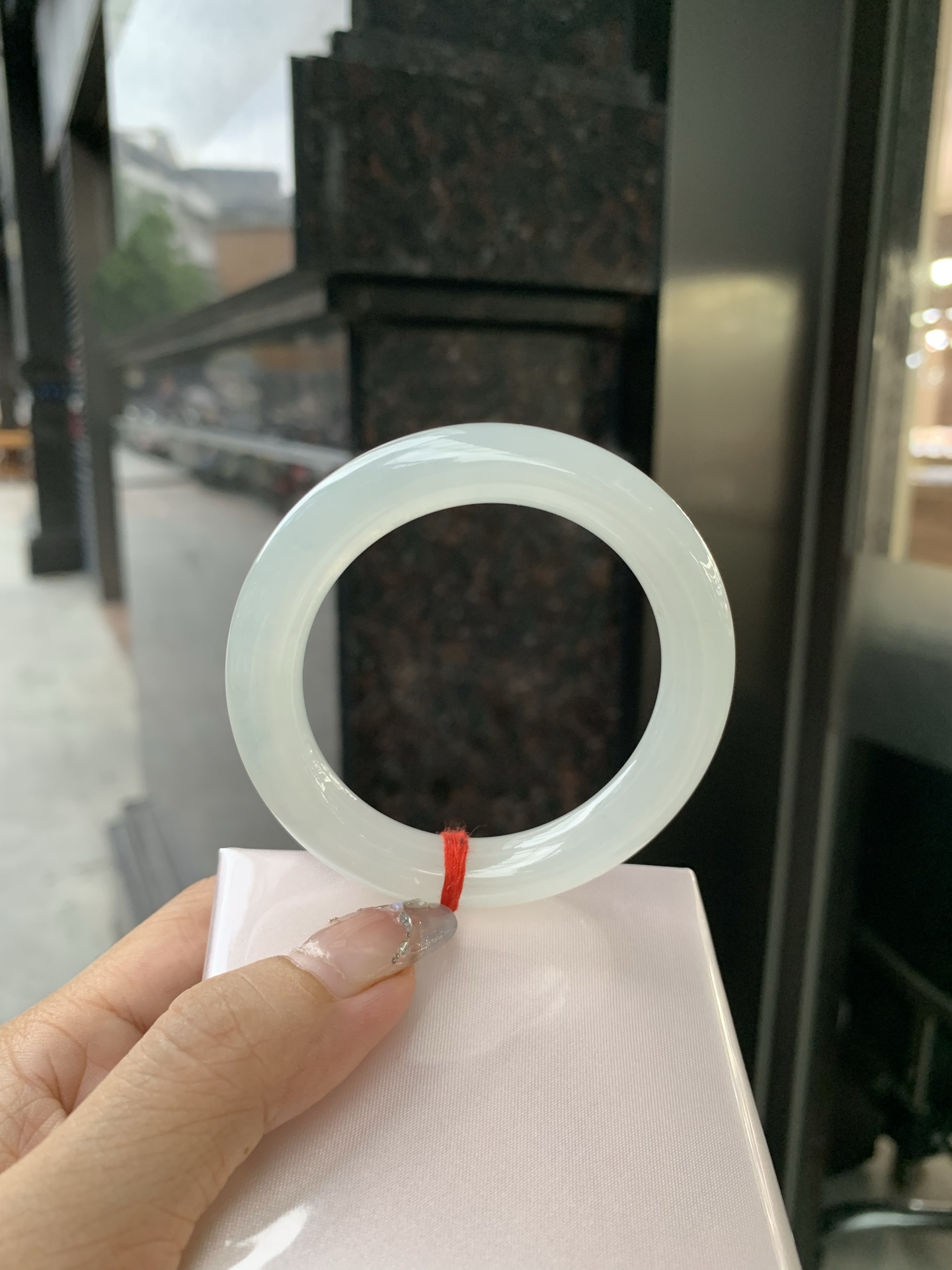 白冰圆条 0514-N722 打灯细纹，底妆冰润细腻，一腕清透，简约清爽，不挑肤色年龄，给人一种清雅脱俗，天真纯美的感觉，真不愧是翡翠中的初恋，美得就像一件艺术品~
