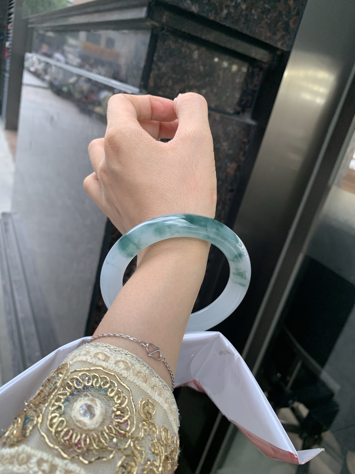 飘花圆条 60.3-11.5-11.7 0514-N721 无裂，底妆冰润细腻，飘花灵动飘逸，勾勒出一幅唯美诗意的山水意境画，古典优雅又秀气