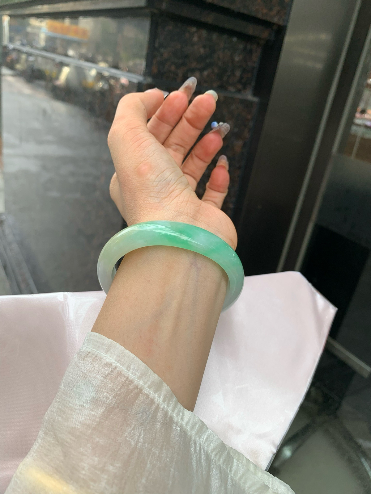 黄加绿贵妃
56-48.1-6.8-12.2
底妆水润细腻，人间富贵黄加绿，它是翡翠中的代表，翡 为黄色，寓意财富，享尊贵，如同初升的太阳，散发着温暖的光芒，翠为绿色，似早春，如同春天的绿叶，充满生机与活力，恰似枯木逢春，象征着希望与繁荣..