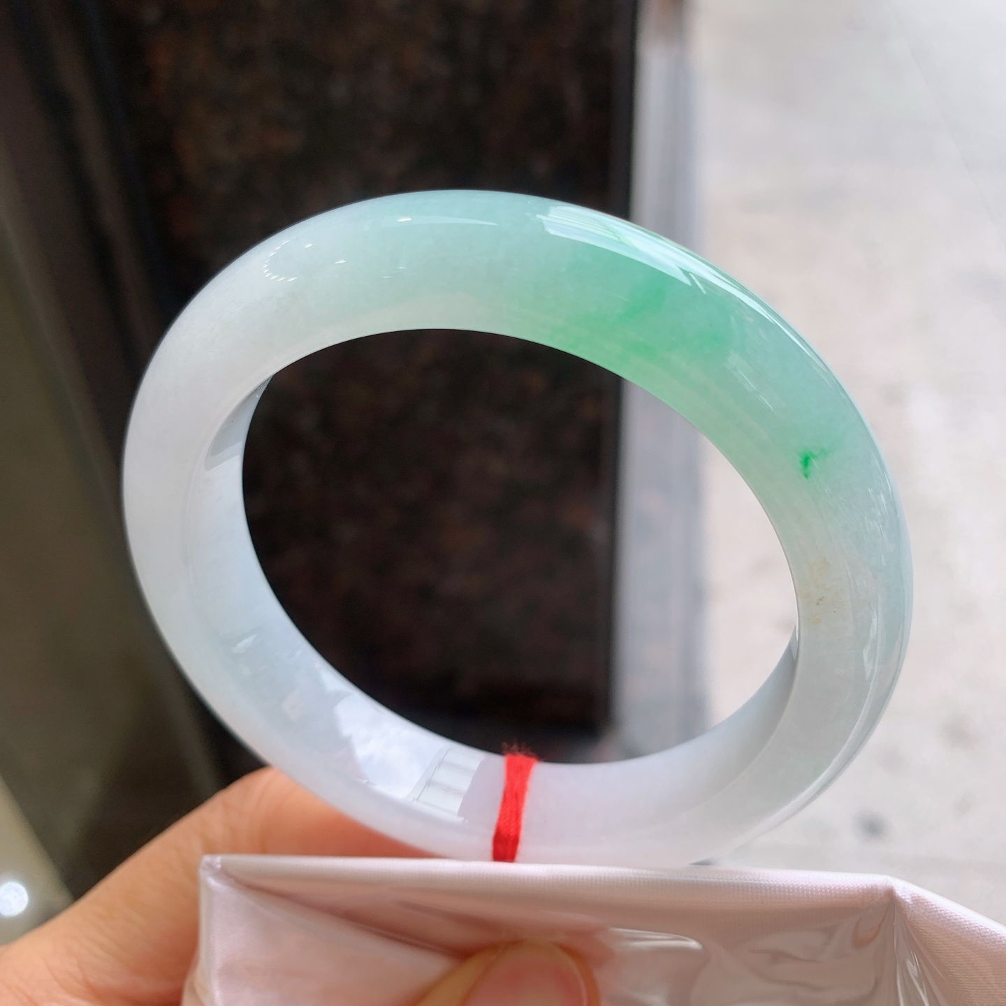 正圈飘绿 无裂 尺寸：58.6/12.8/9.5 细腻
