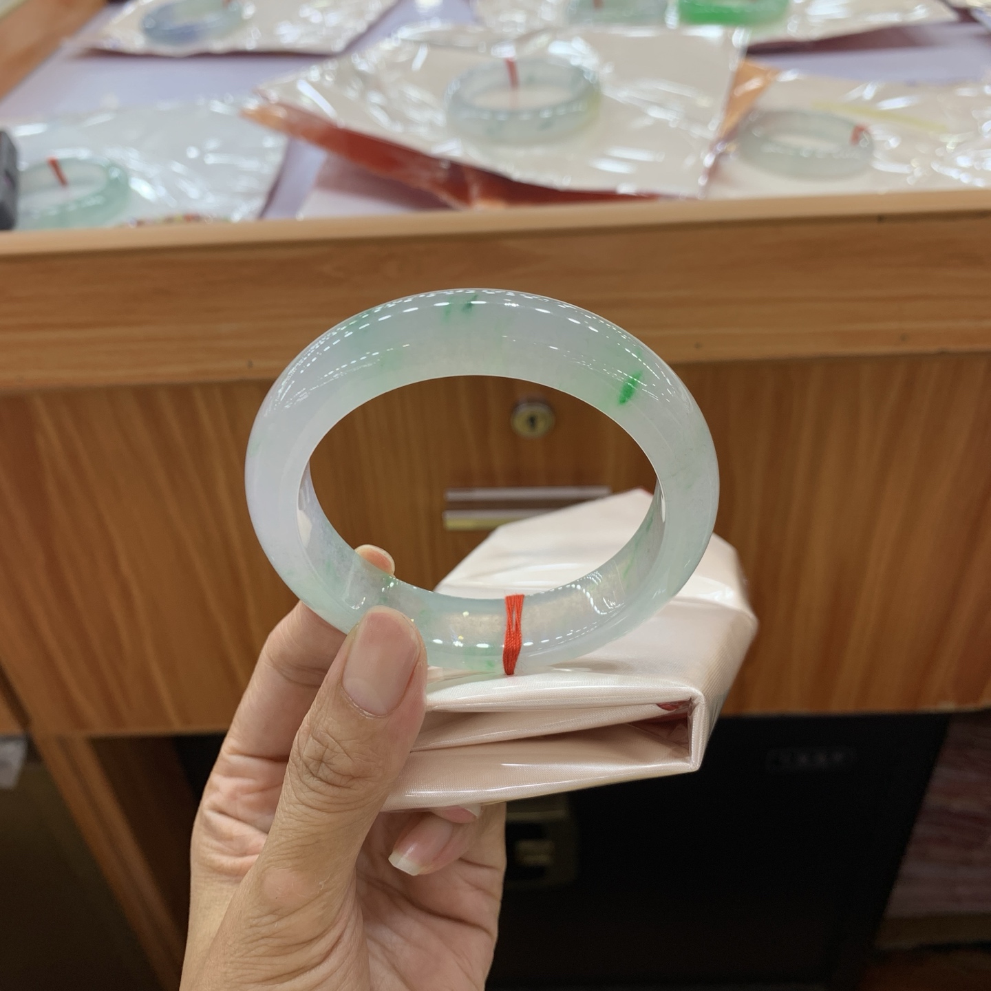 051326WJ 冰飘绿正圈大圈口翡翠手镯 59.5-14-9.4