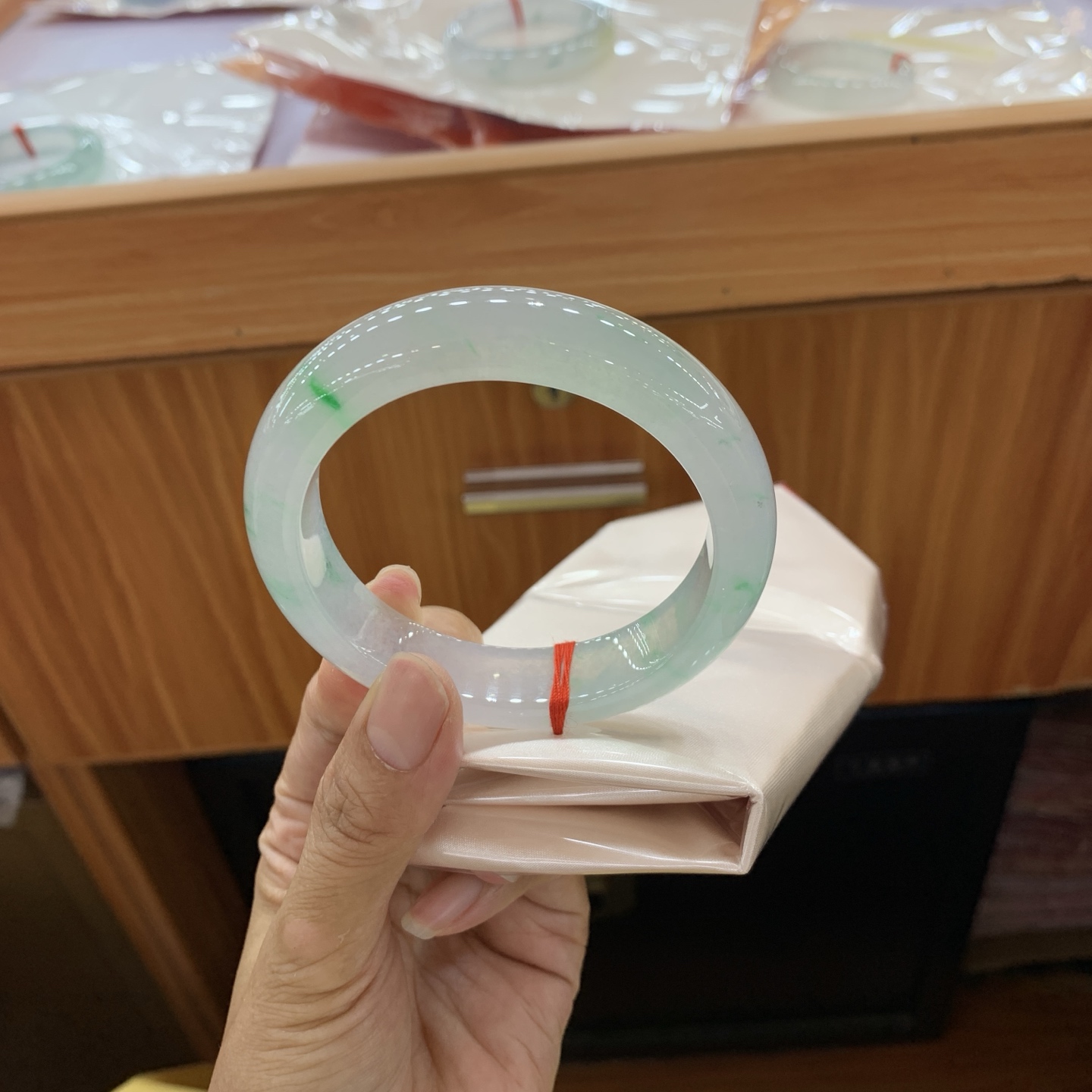 051326WJ 冰飘绿正圈大圈口翡翠手镯 59.5-14-9.4