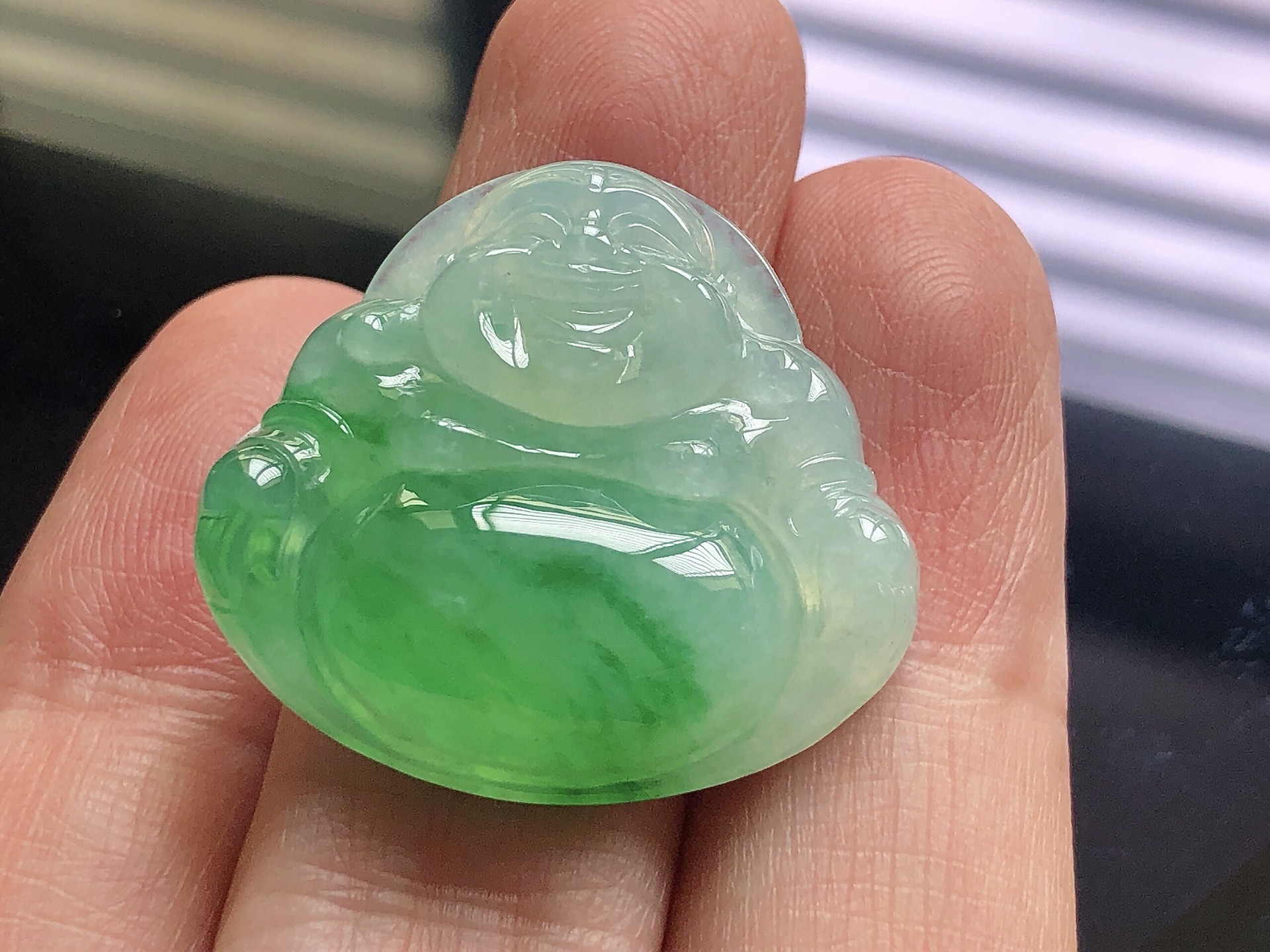 ️ 冰种阳绿佛公， 色泽艳阳，通透水润，玉质细腻，夺目迷人，雕工精湛，面相慈祥大气，品相，无裂，尺寸29.7*27.6*6.7