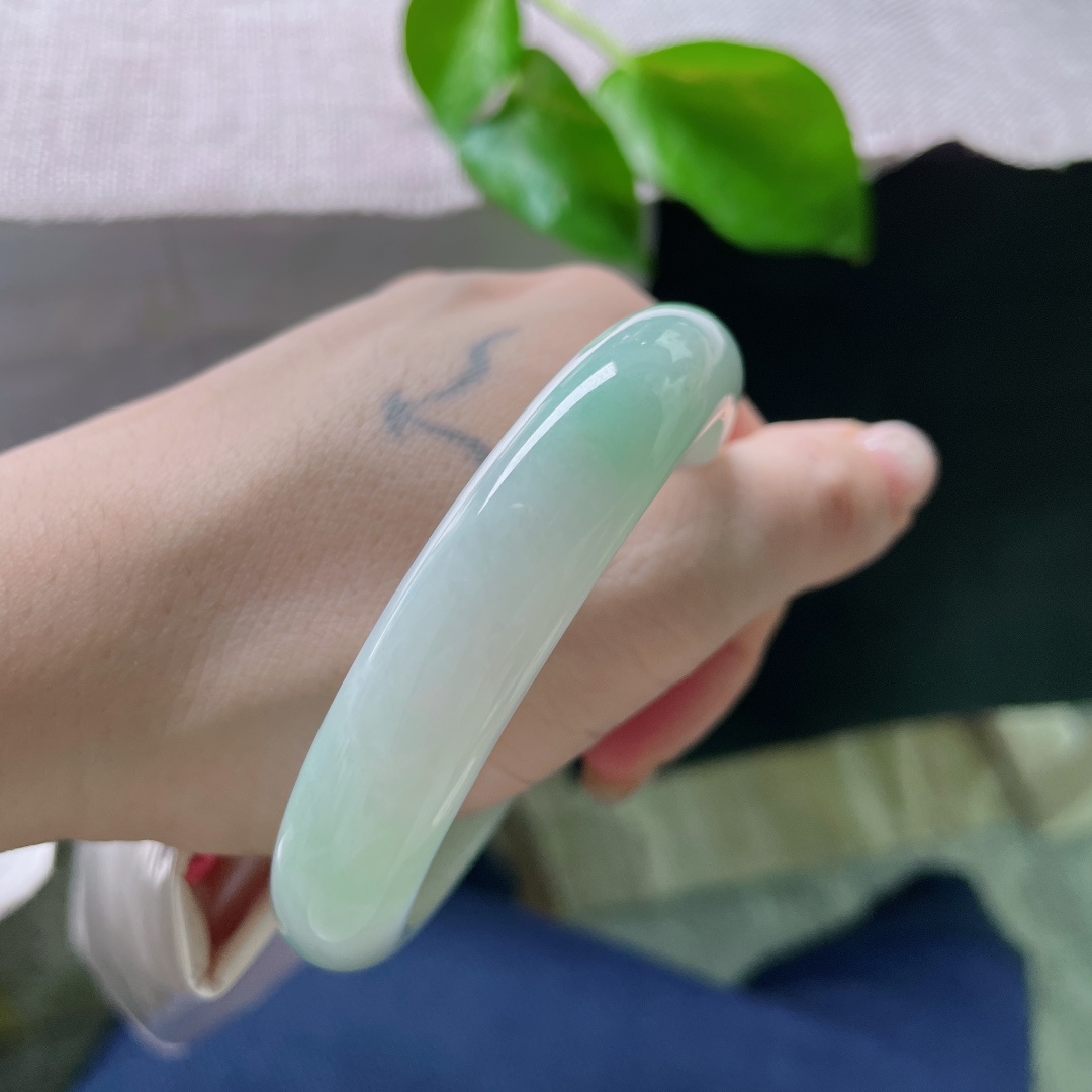 淡绿底正圈，水头好，质地温润细腻，干净，清秀，有纹，ss52248a