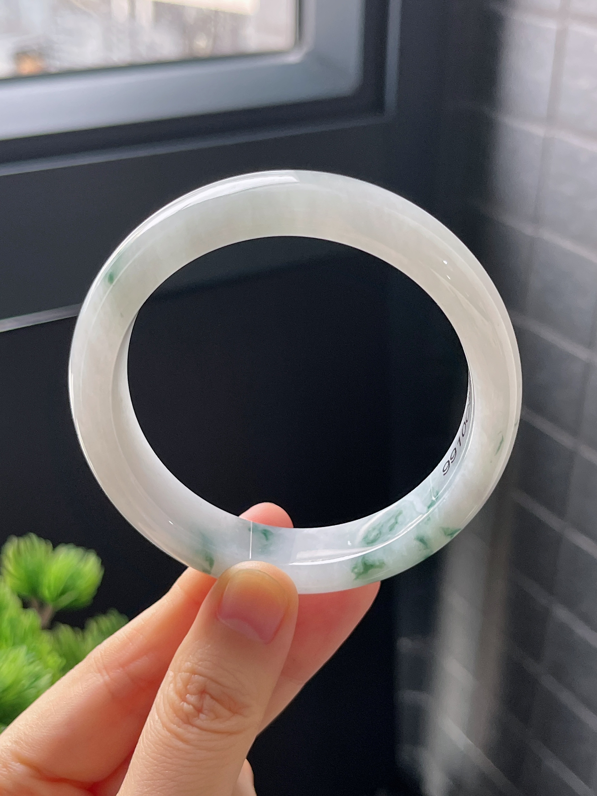 正圈56.8圈口，翡翠糯化种飘绿手镯