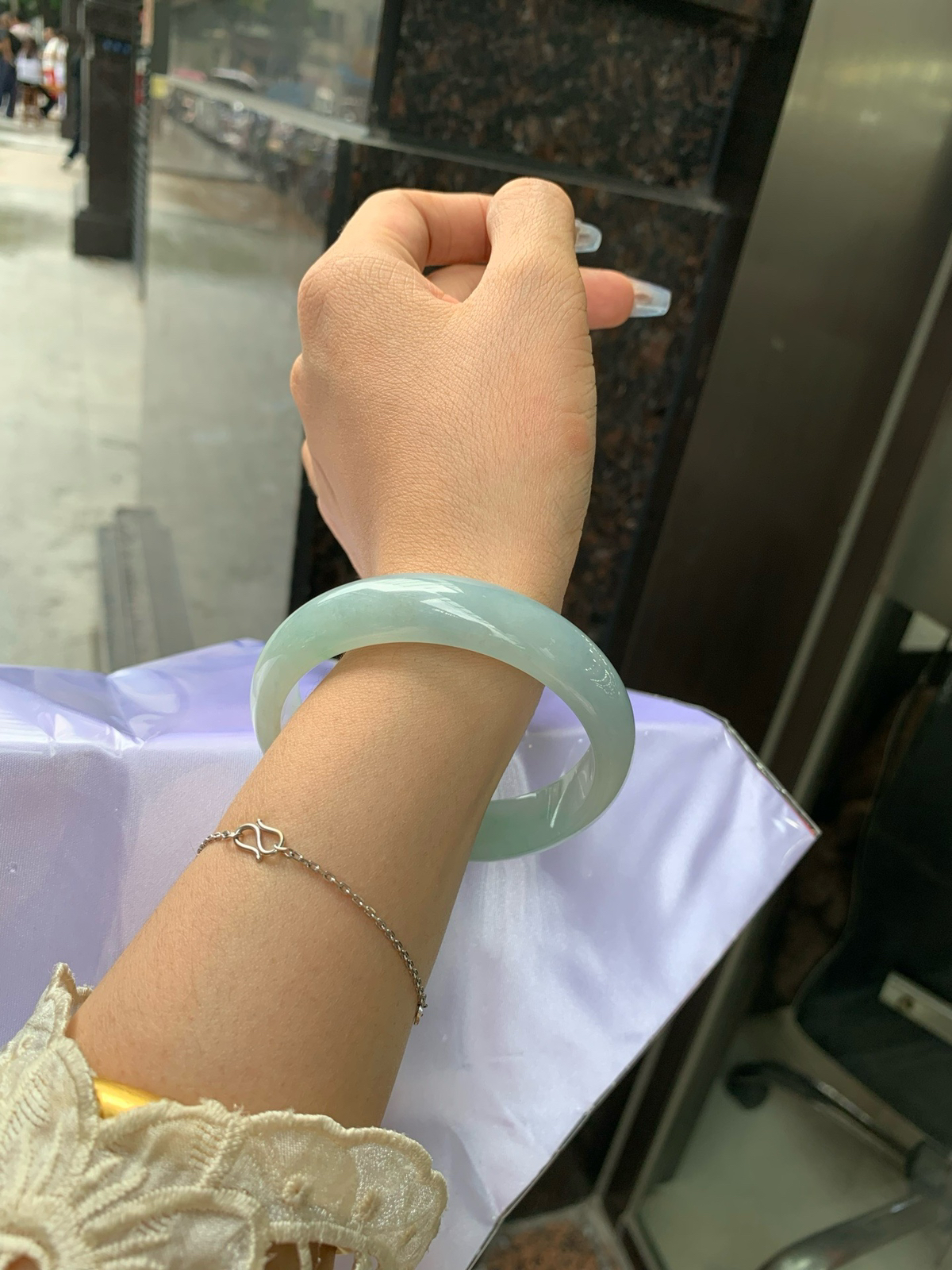 飘绿花正圈
58.6-7.4-14.1
打灯细纹，底妆冰润细腻，春风十里不如腕间一抹绿，绿花如春日的嫩草，仙气缭绕，很有意境，古典优雅令人沉醉其中..