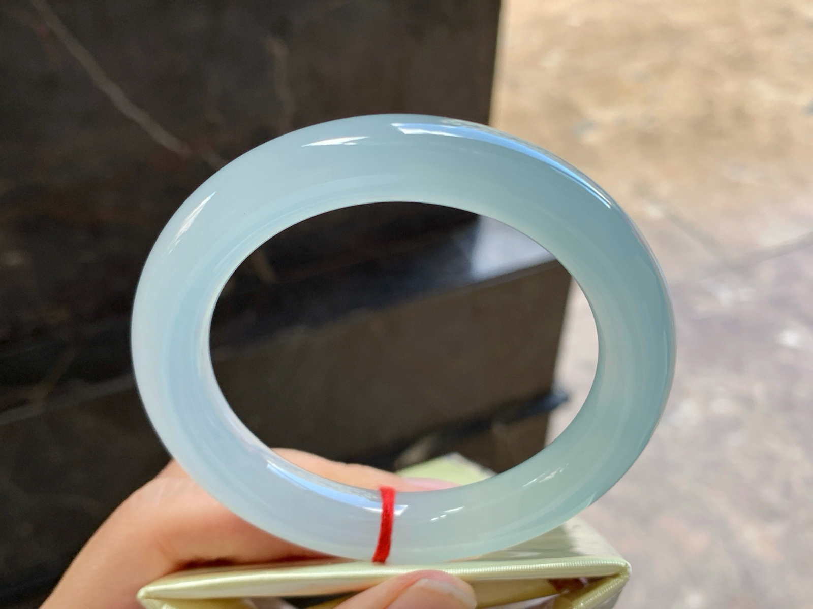 57-11.5

冰蓝圆条手镯^_^种水足