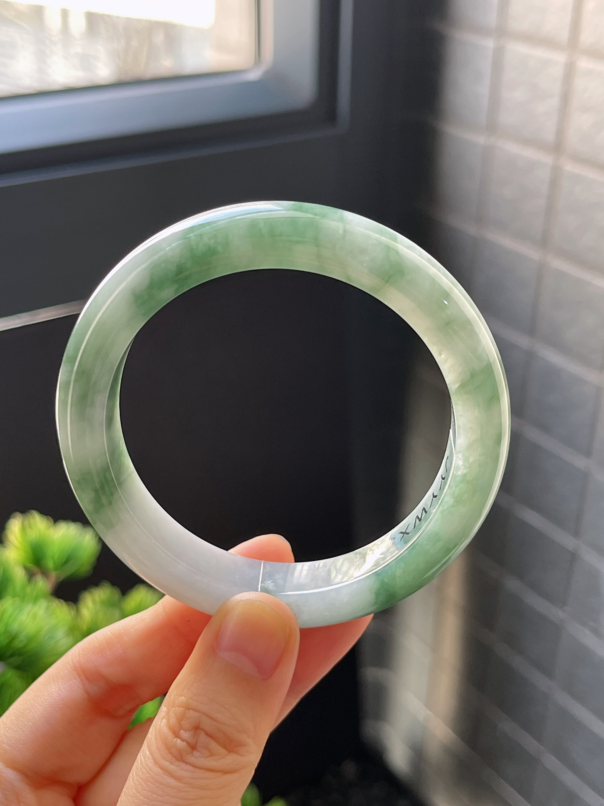 正圈53.8圈口，翡翠糯化种飘绿手镯
