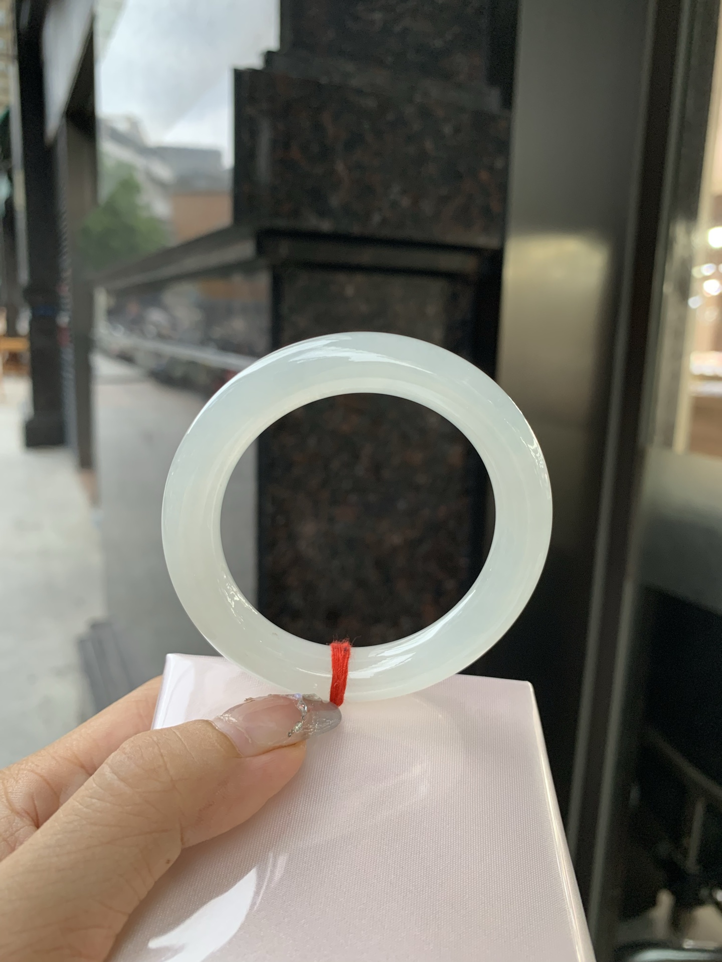 白冰圆条 0514-N722 打灯细纹，底妆冰润细腻，一腕清透，简约清爽，不挑肤色年龄，给人一种清雅脱俗，天真纯美的感觉，真不愧是翡翠中的初恋，美得就像一件艺术品~
