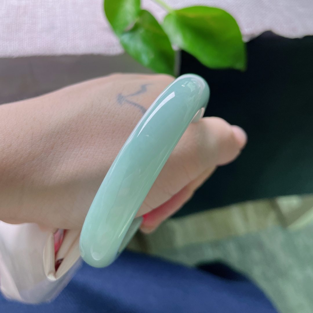 55.1/11.8/8.3，浅绿底正圈，水头好，肉质细腻，干净，素丽，显气质，无裂，ss49944a