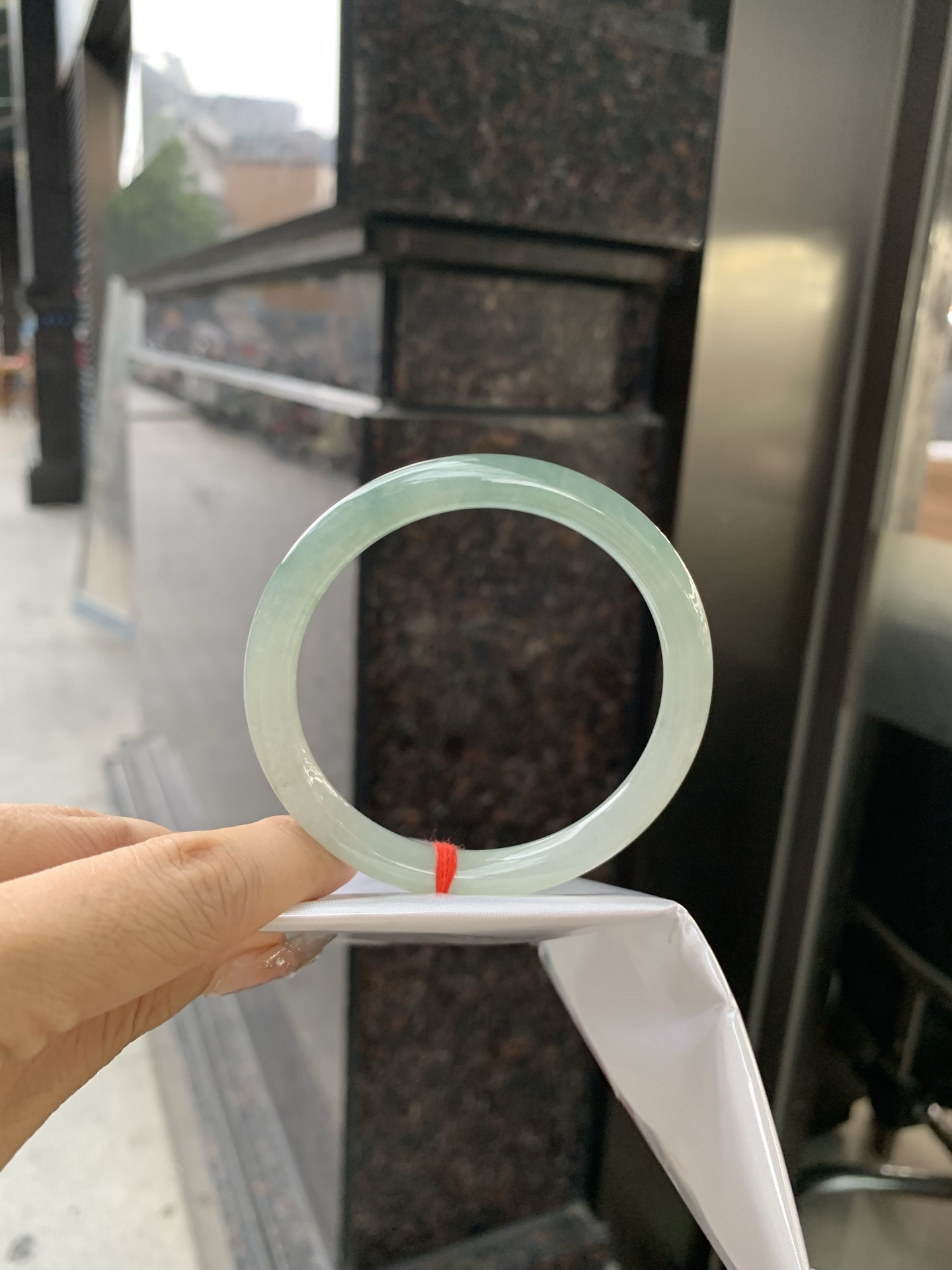 油青美人条 56.5-7-7.3 0514-N716 打灯有细纹，不打灯不明显，满圈渐变油青底层次感自然，半山半水，青黛色晕染如江南烟雨