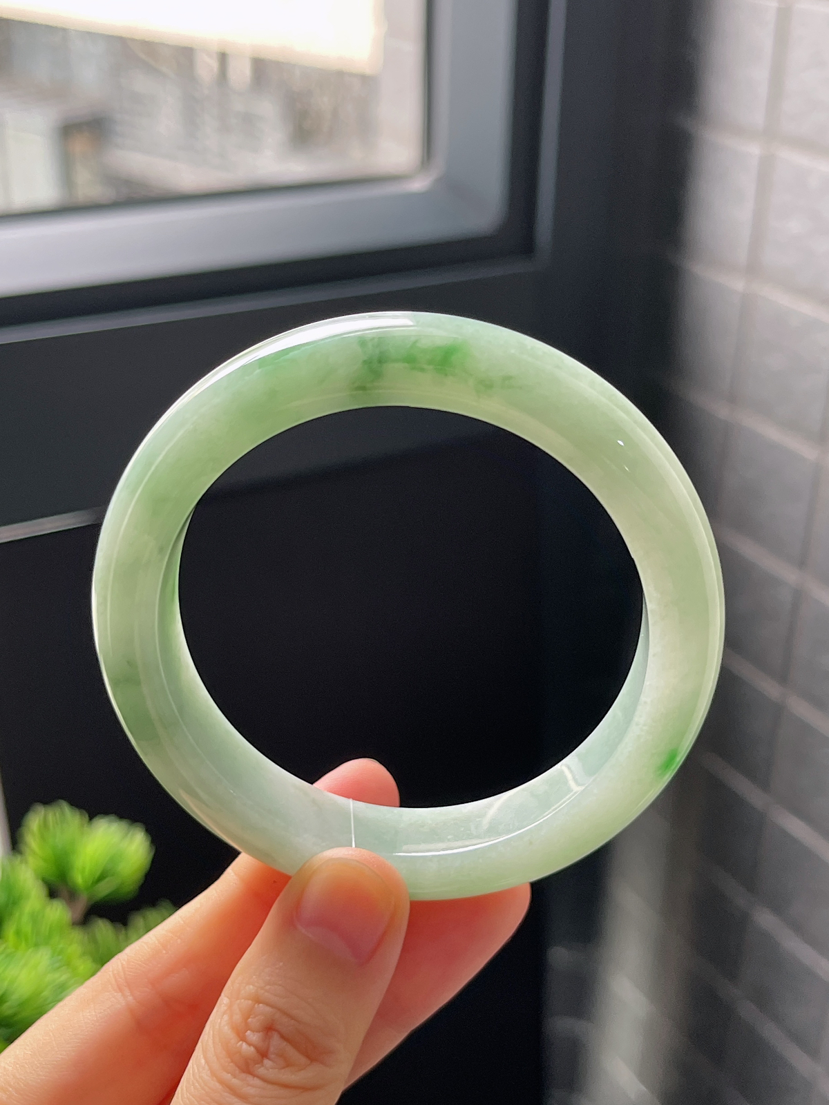 正圈56圈口，翡翠糯化种飘绿手镯