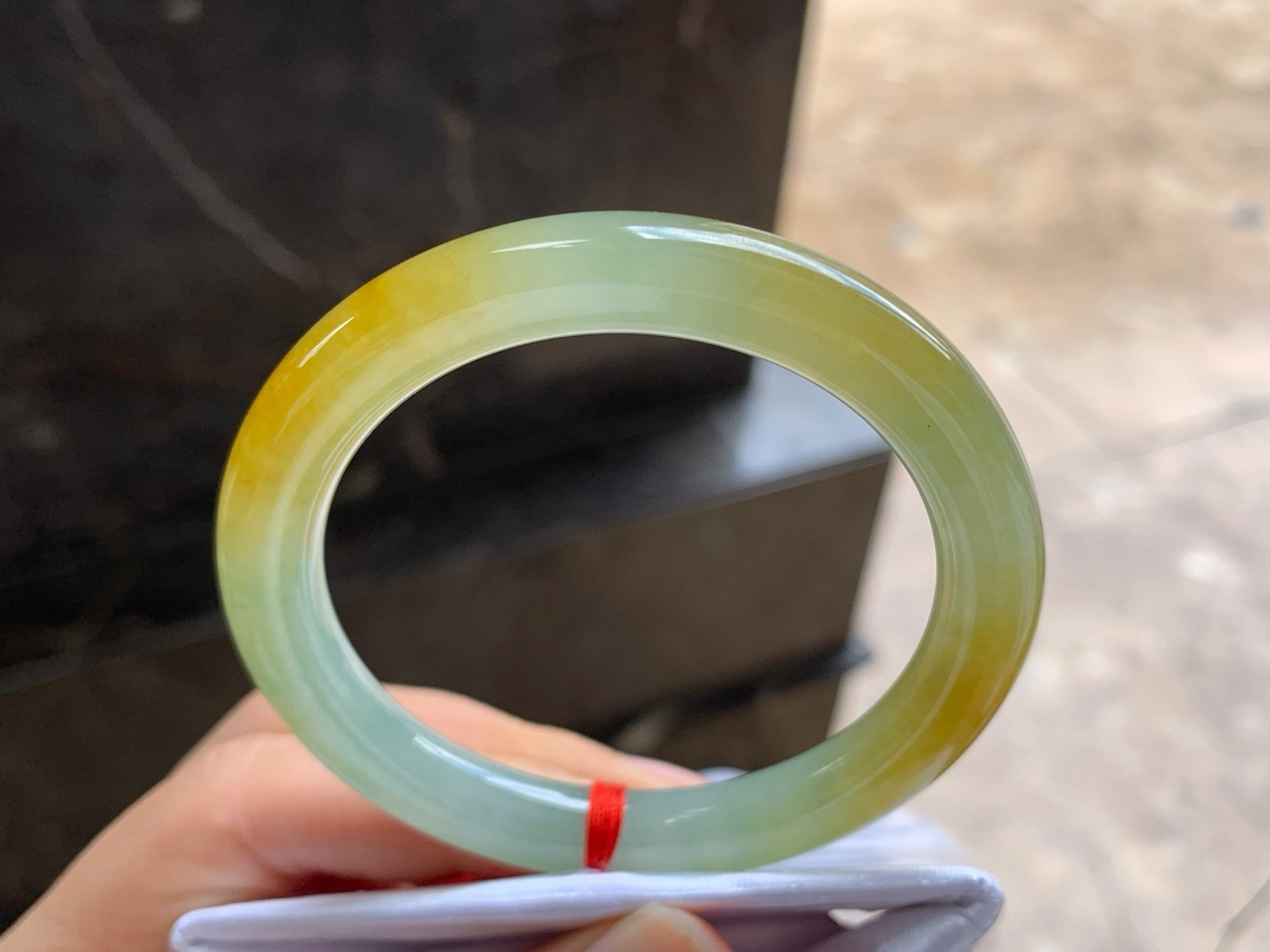 52-8.7

黄翡圆条手镯^_^鲜艳