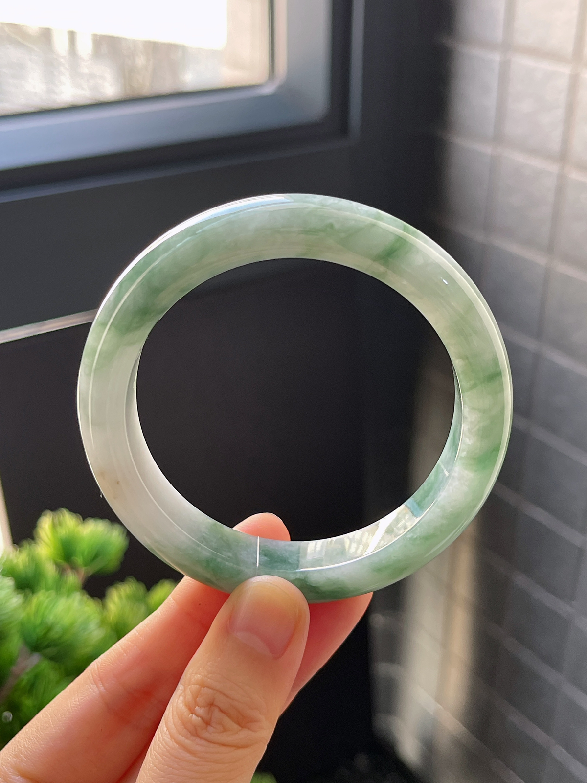 正圈53.8圈口，翡翠糯化种飘绿手镯