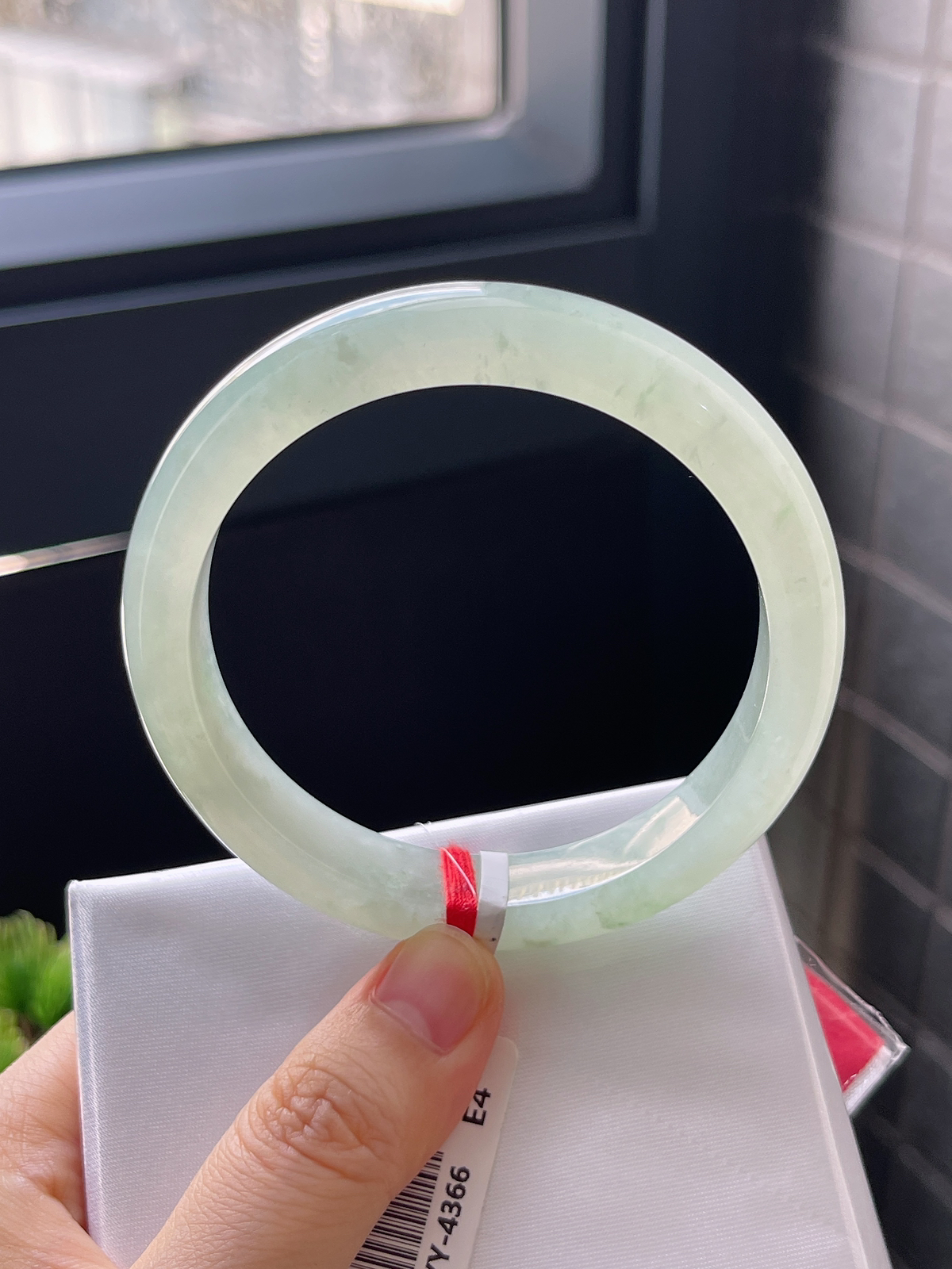 正圈57.4圈口，翡翠冰糯种浅绿色手镯