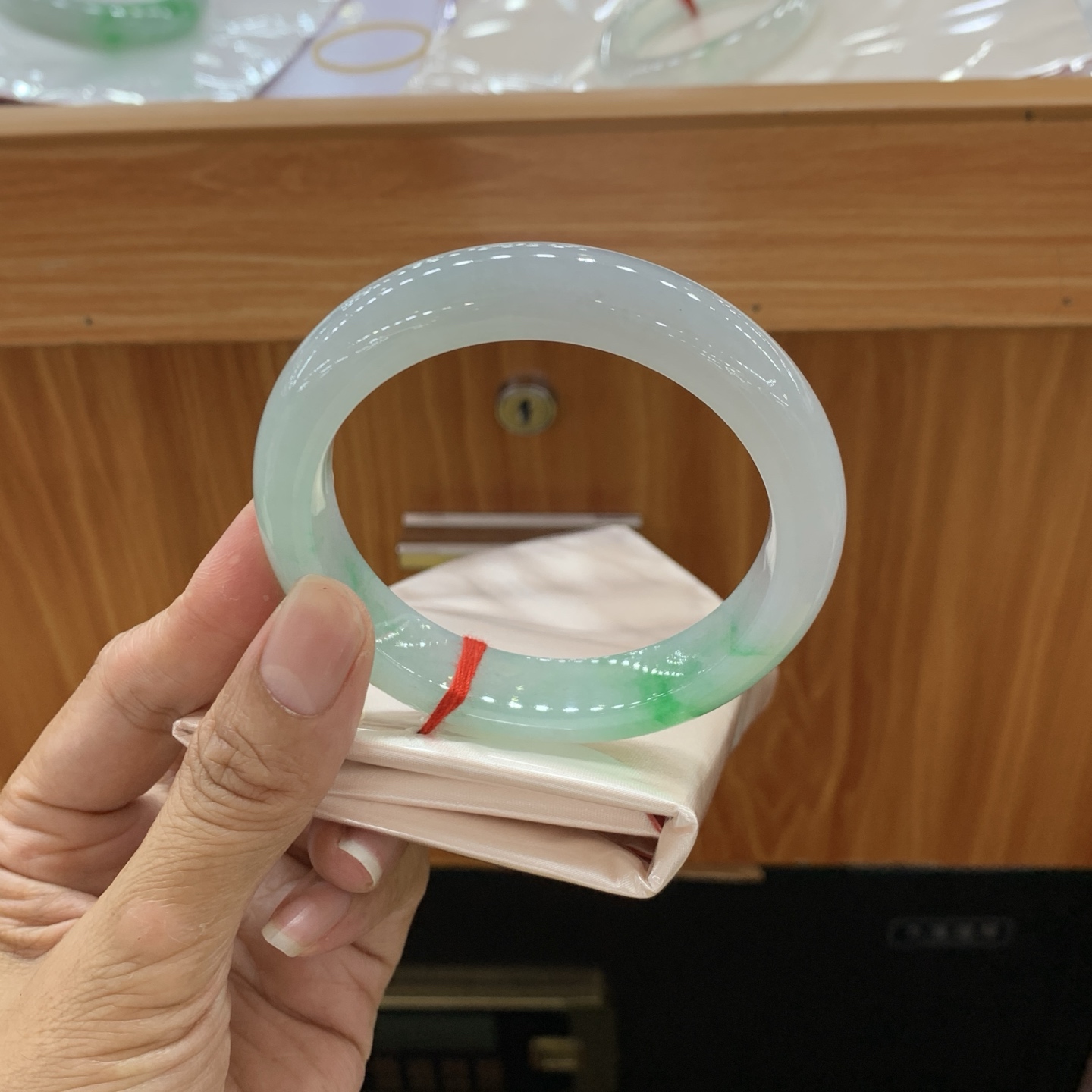 051647WJ 飘绿正圈大圈口翡翠手镯 58.8-12.6-9.5