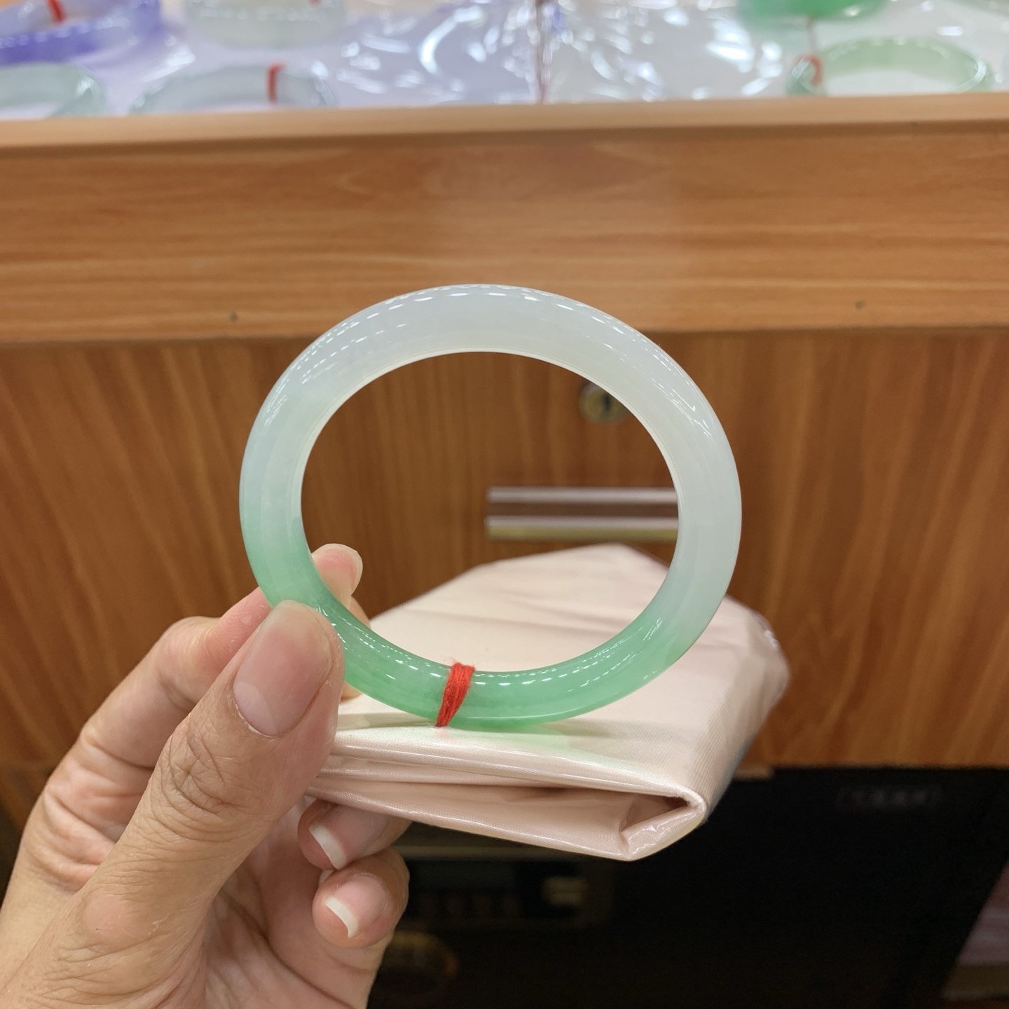 051306WJ 飘绿半山水圆条翡翠手镯 52-7.6-8.2