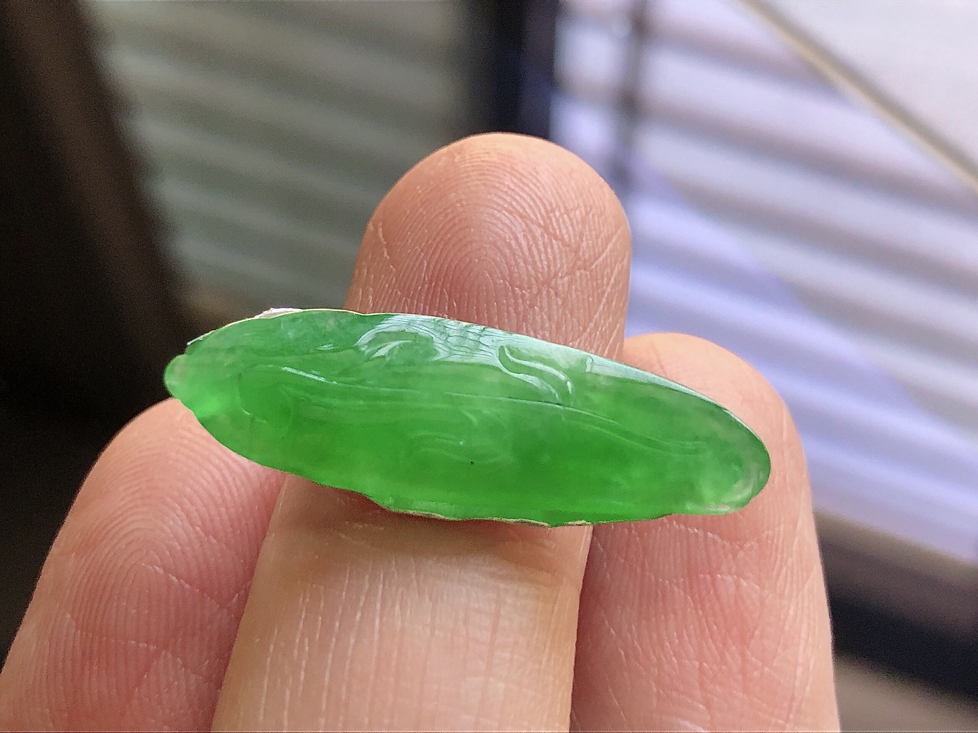 ️ 冰种阳绿鹦鹉， 色泽艳阳，通透水润，玉质细腻，夺目迷人，镶嵌效果，品相，无裂，尺寸28.3*9*4.3