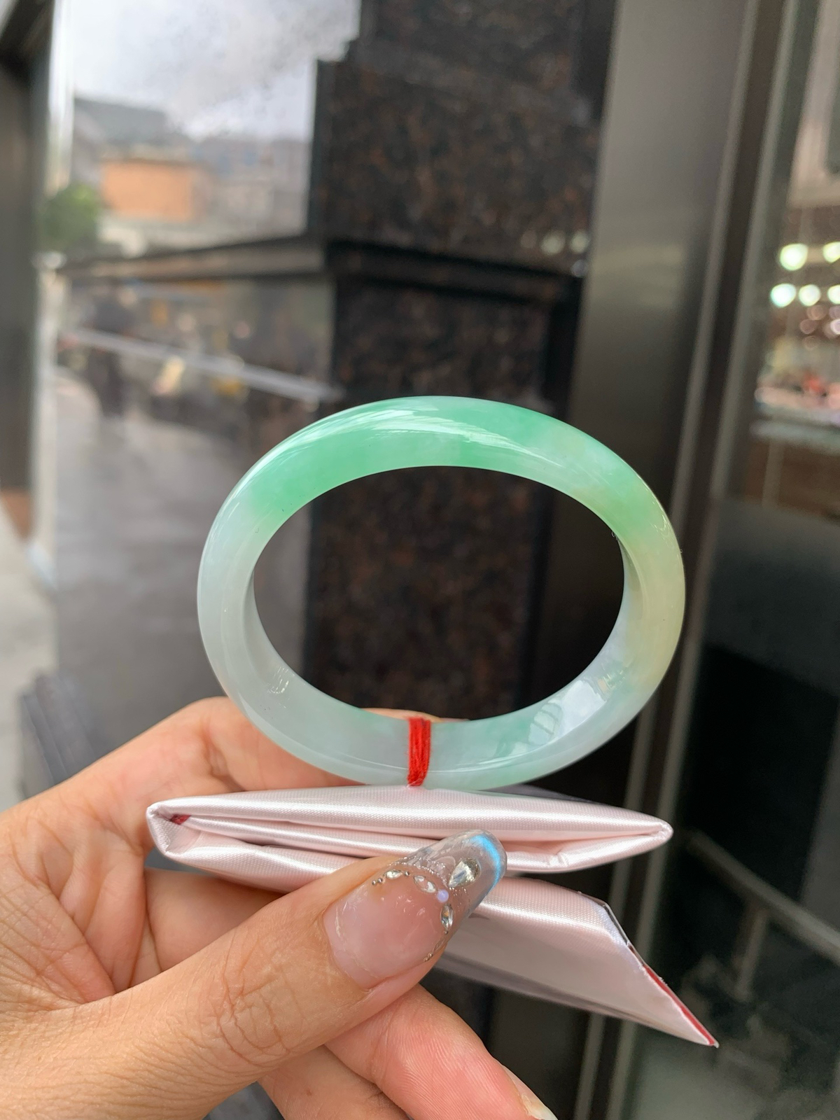 黄加绿贵妃
56-48.1-6.8-12.2
底妆水润细腻，人间富贵黄加绿，它是翡翠中的代表，翡 为