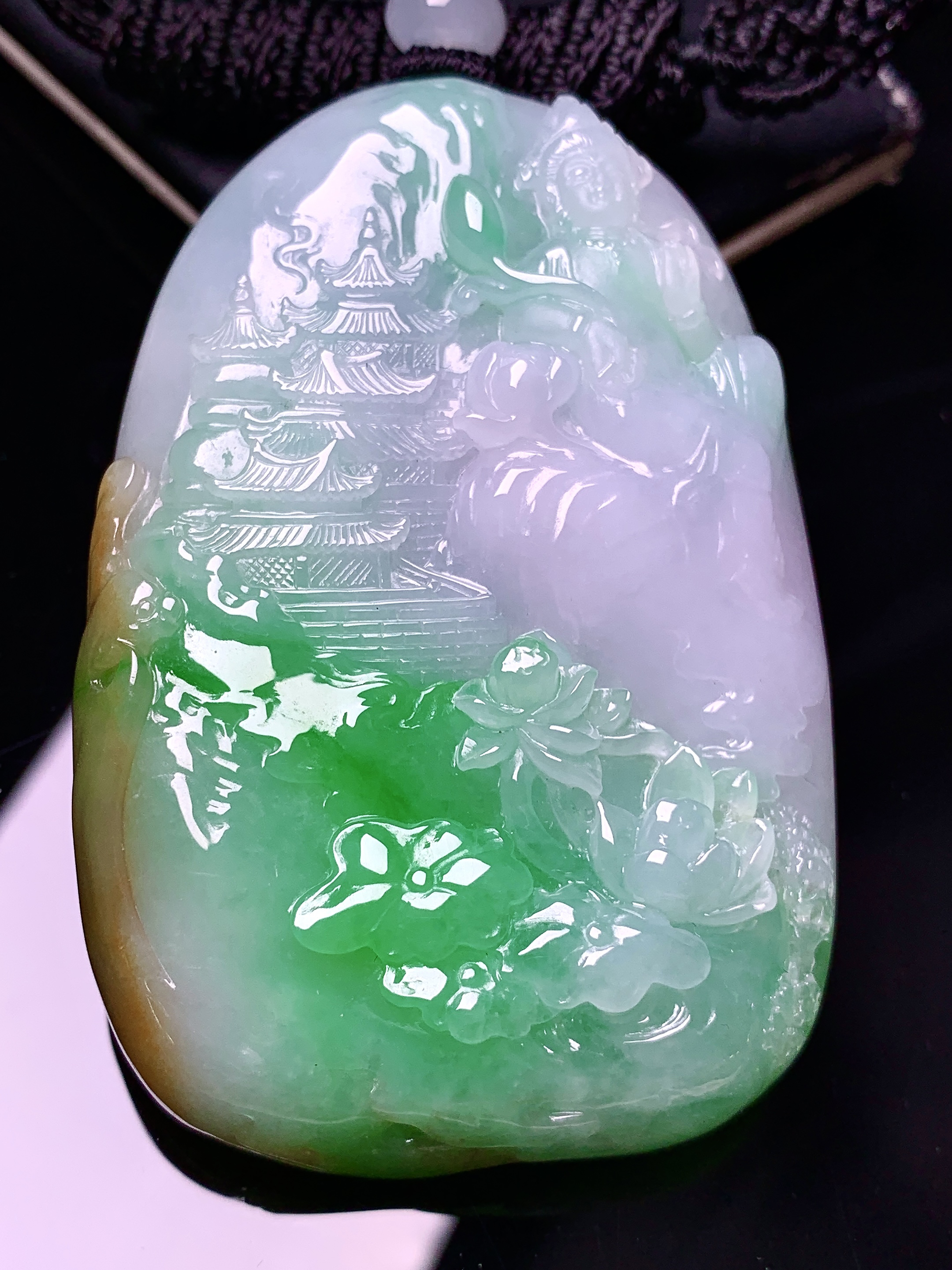 飘黄绿翡山水牌子吊坠 玉质细腻 色泽艳丽清新 水润亮眼 整体尺寸66*43.6*12.3 L1