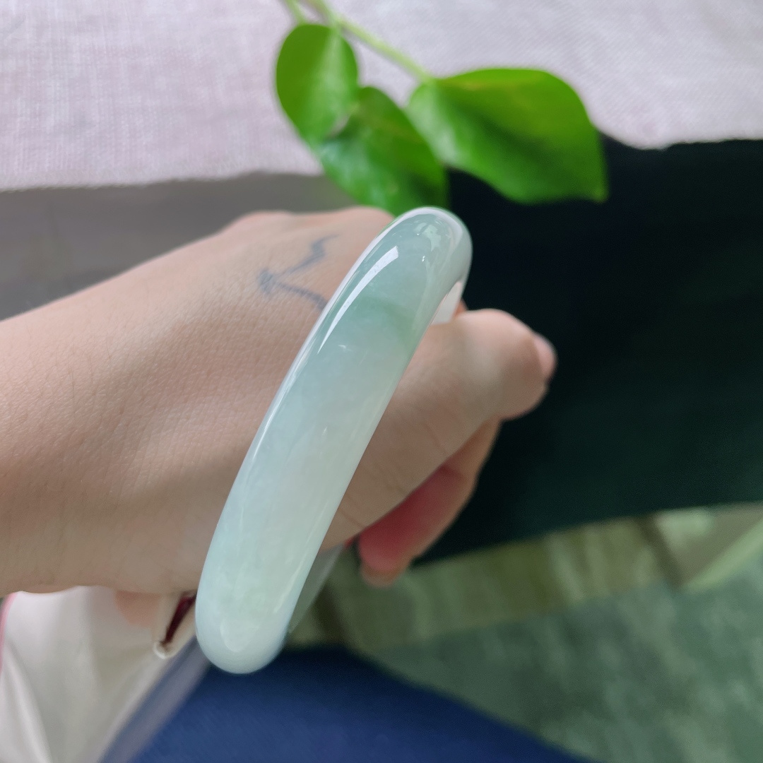 54.6/11.8/8.7，淡绿底正圈，一抹飘花点缀，种老，不争繁花色，独守满绿清欢。无裂，ss57466a