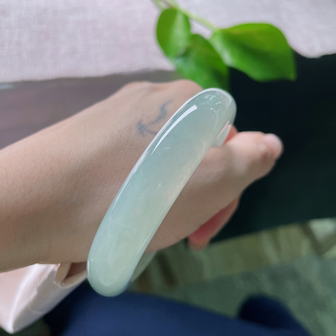 57/12.5/8.4，冰晴底正圈，沉静入骨，淡雅不张扬，是岁月沉淀的温润美。无裂，ss51420a