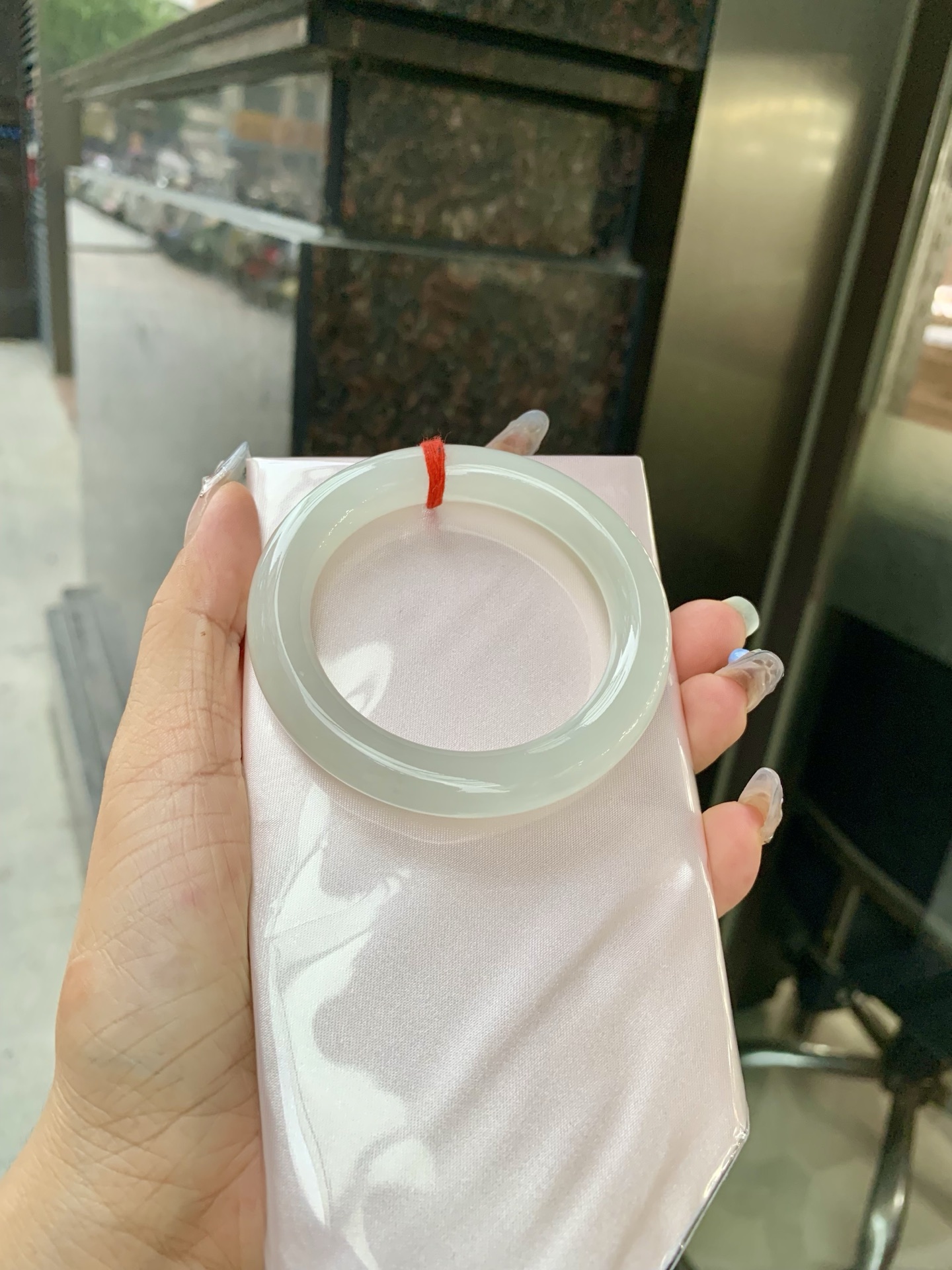 白冰圆条 0514-N722 打灯细纹，底妆冰润细腻，一腕清透，简约清爽，不挑肤色年龄，给人一种清雅脱俗，天真纯美的感觉，真不愧是翡翠中的初恋，美得就像一件艺术品~
