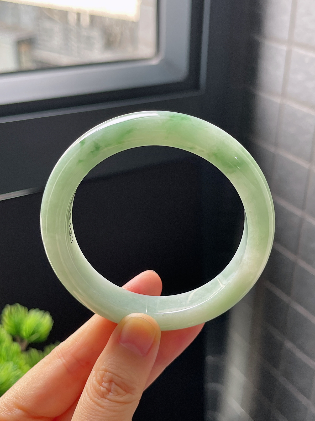 正圈56圈口，翡翠糯化种飘绿手镯