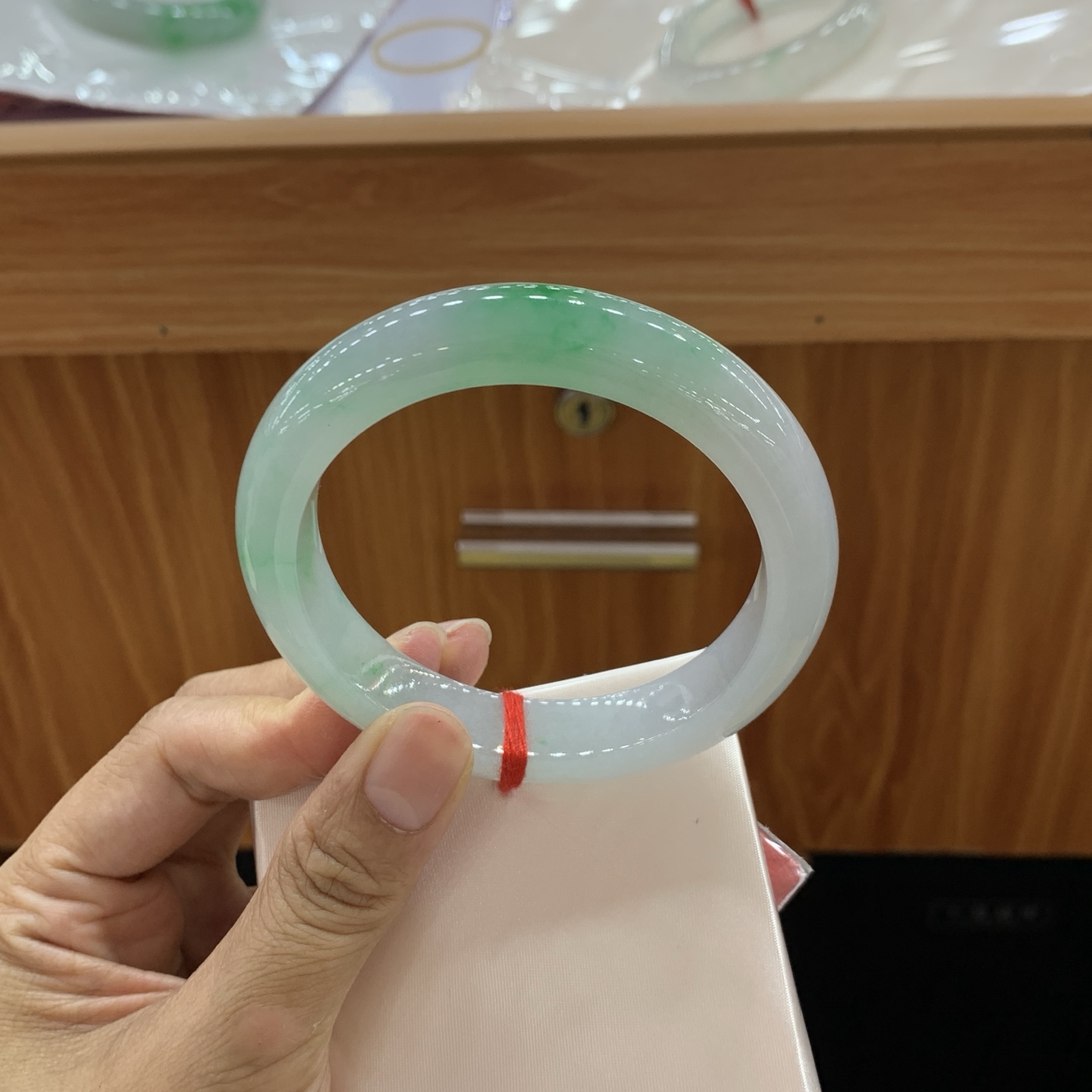 051647WJ 飘绿正圈大圈口翡翠手镯 58.8-12.6-9.5