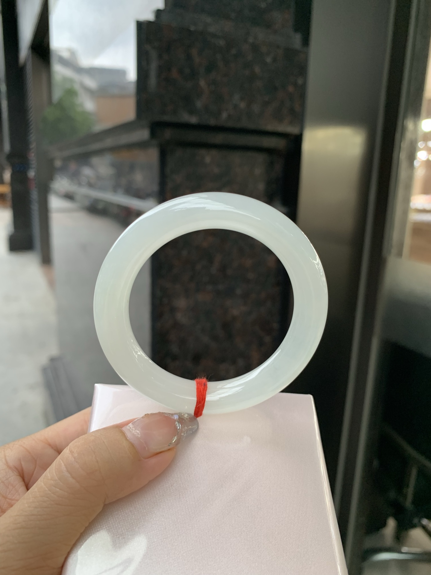 白冰圆条 0514-N722 打灯细纹，底妆冰润细腻，一腕清透，简约清爽，不挑肤色年龄，给人一种清雅脱俗，天真纯美的感觉，真不愧是翡翠中的初恋，美得就像一件艺术品~