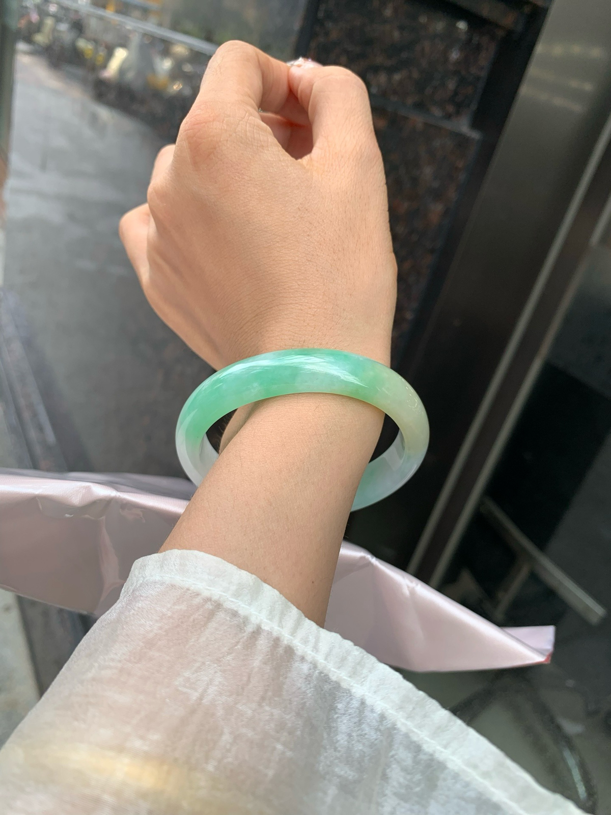 黄加绿贵妃
56-48.1-6.8-12.2
底妆水润细腻，人间富贵黄加绿，它是翡翠中的代表，翡 为黄色，寓意财富，享尊贵，如同初升的太阳，散发着温暖的光芒，翠为绿色，似早春，如同春天的绿叶，充满生机与活力，恰似枯木逢春，象征着希望与繁荣..