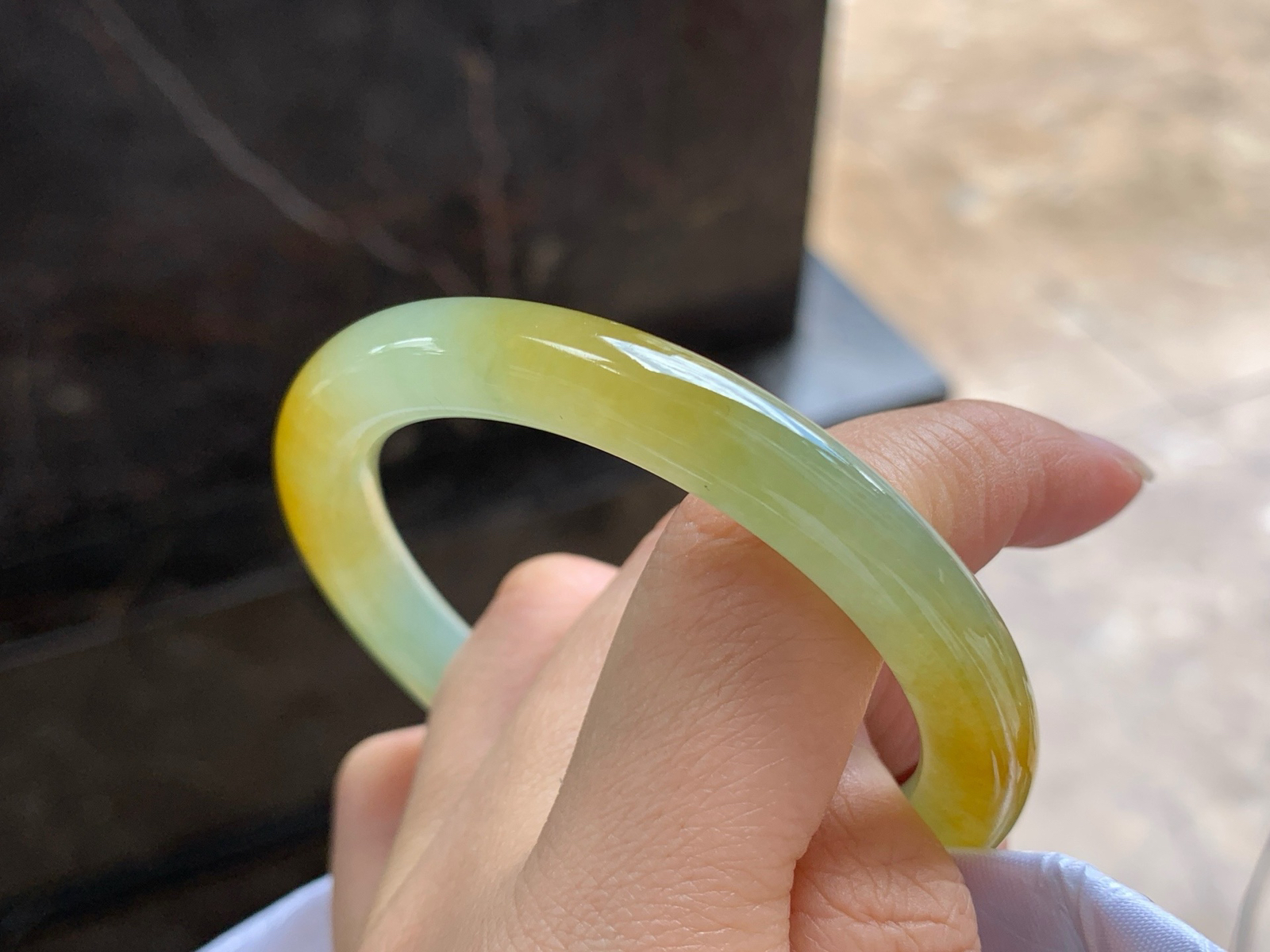 52-8.7

黄翡圆条手镯^_^鲜艳