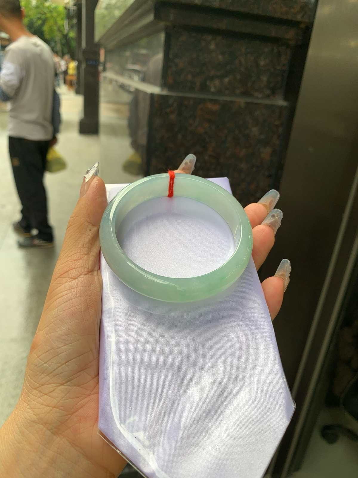 飘绿花正圈
58.6-7.4-14.1
打灯细纹，底妆冰润细腻，春风十里不如腕间一抹绿，绿花如春日的嫩草，仙气缭绕，很有意境，古典优雅令人沉醉其中..