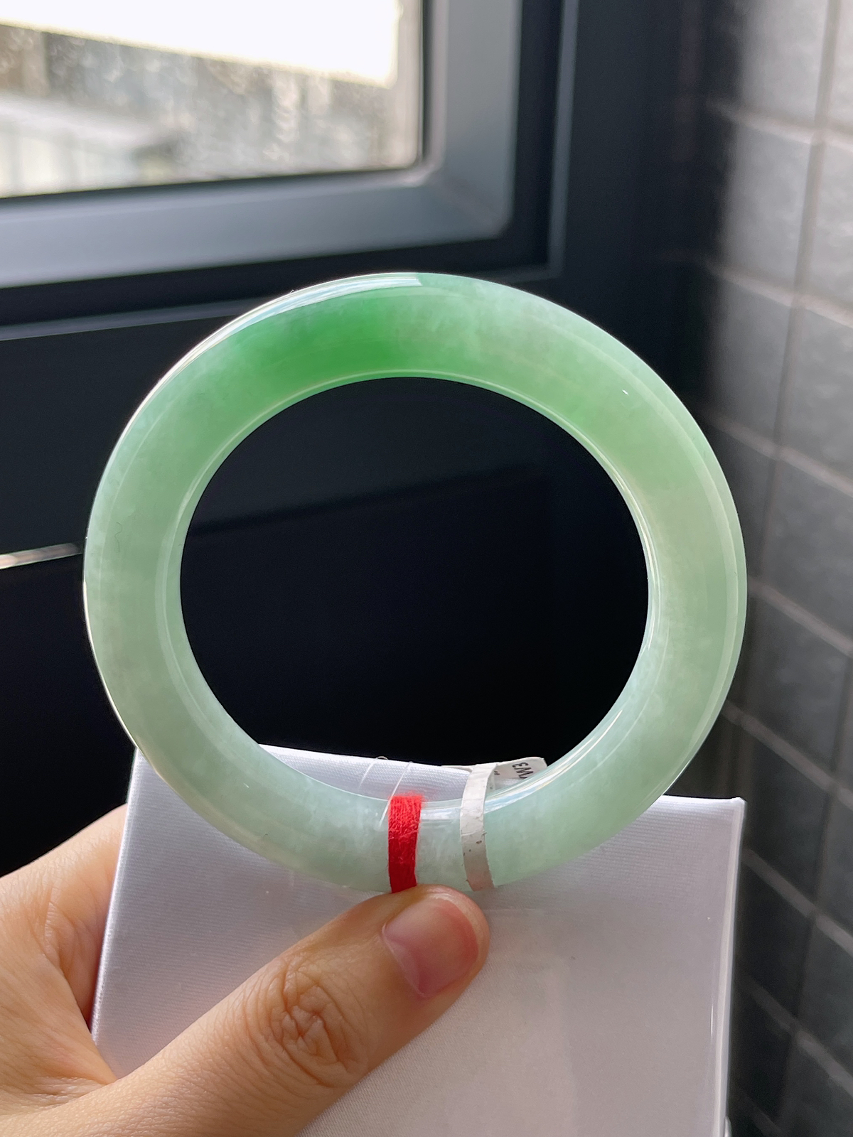 圆镯56.5圈口，翡翠糯化种淡绿色手镯