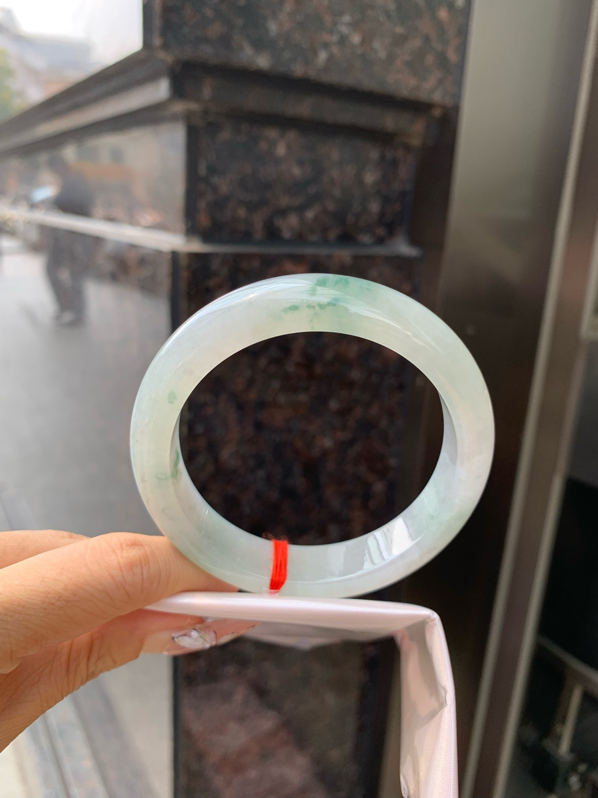 冰飘花正圈
60-9-13.8
底妆冰润，冰底中开出了朵朵蓝花，飘花灵动飘逸，勾勒出一幅唯美诗意的山水意境画，古典优雅又秀气..