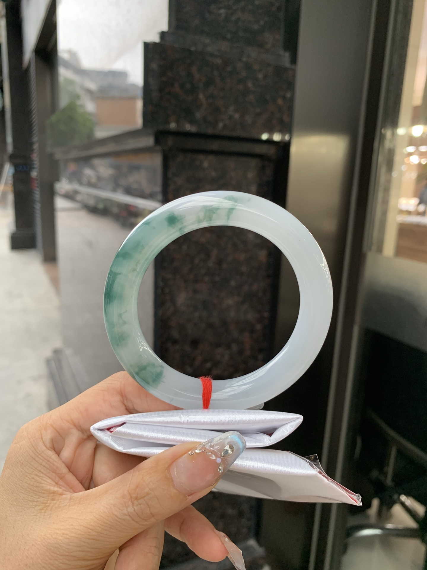 飘花圆条 60.3-11.5-11.7 0514-N721 无裂，底妆冰润细腻，飘花灵动飘逸，勾勒出一幅唯美诗意的山水意境画，古典优雅又秀气