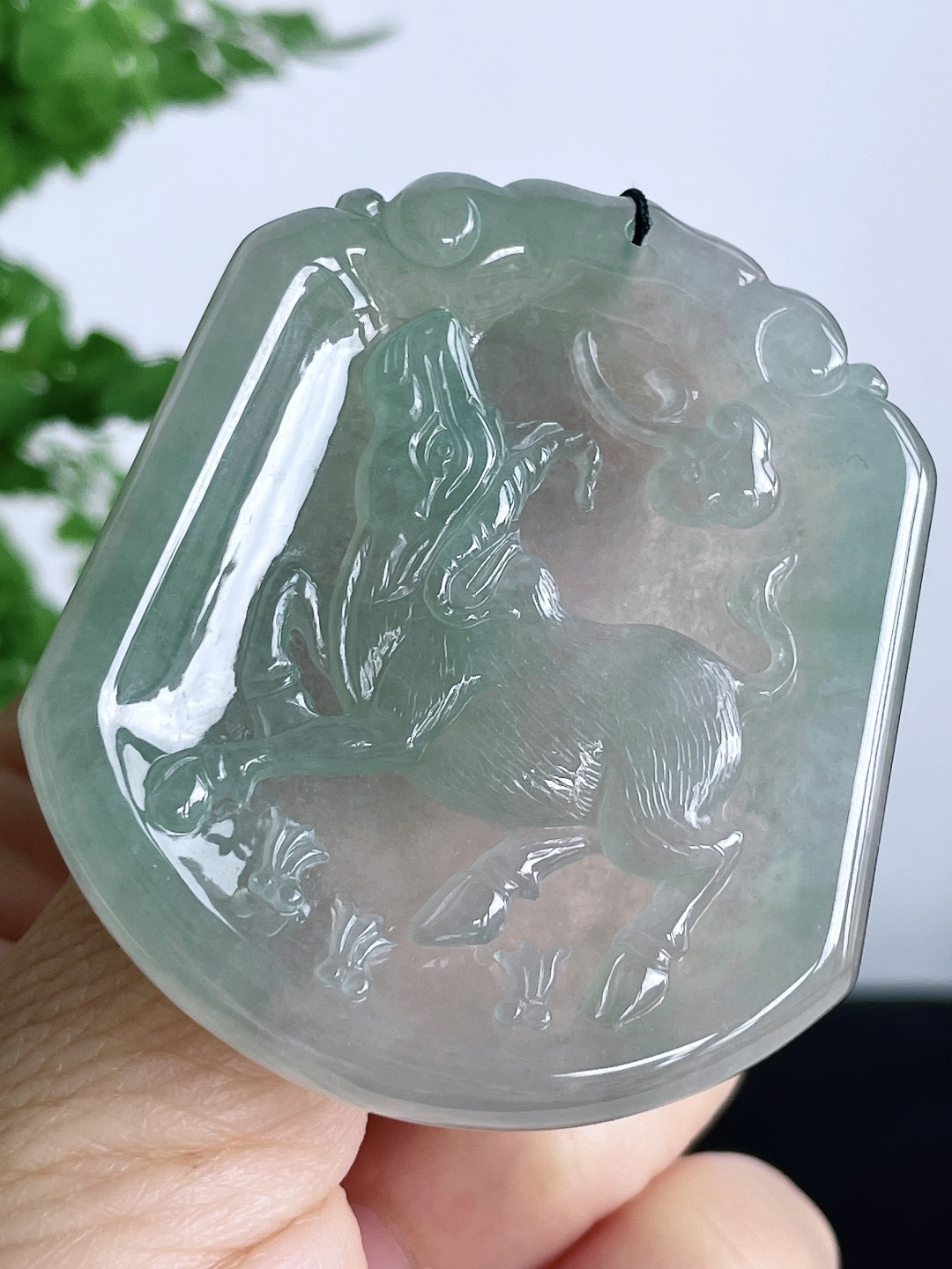 糯冰晴水生肖牛牌吊坠 说明 无裂 性比高 尺寸52-46.2-5.5 重量29.2克 不议