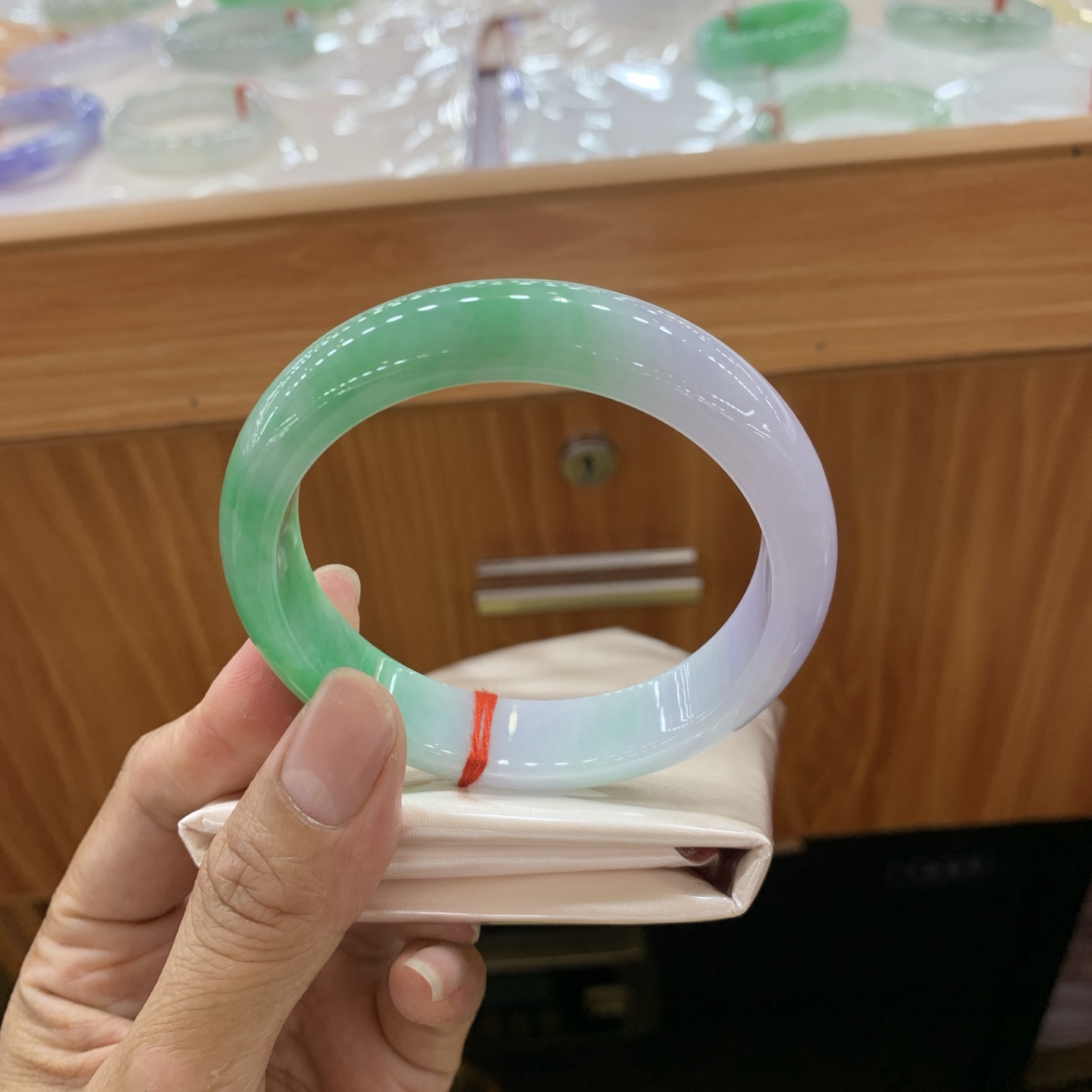 051311WJ 春彩飘绿正圈翡翠手镯 57.9-13-7.7