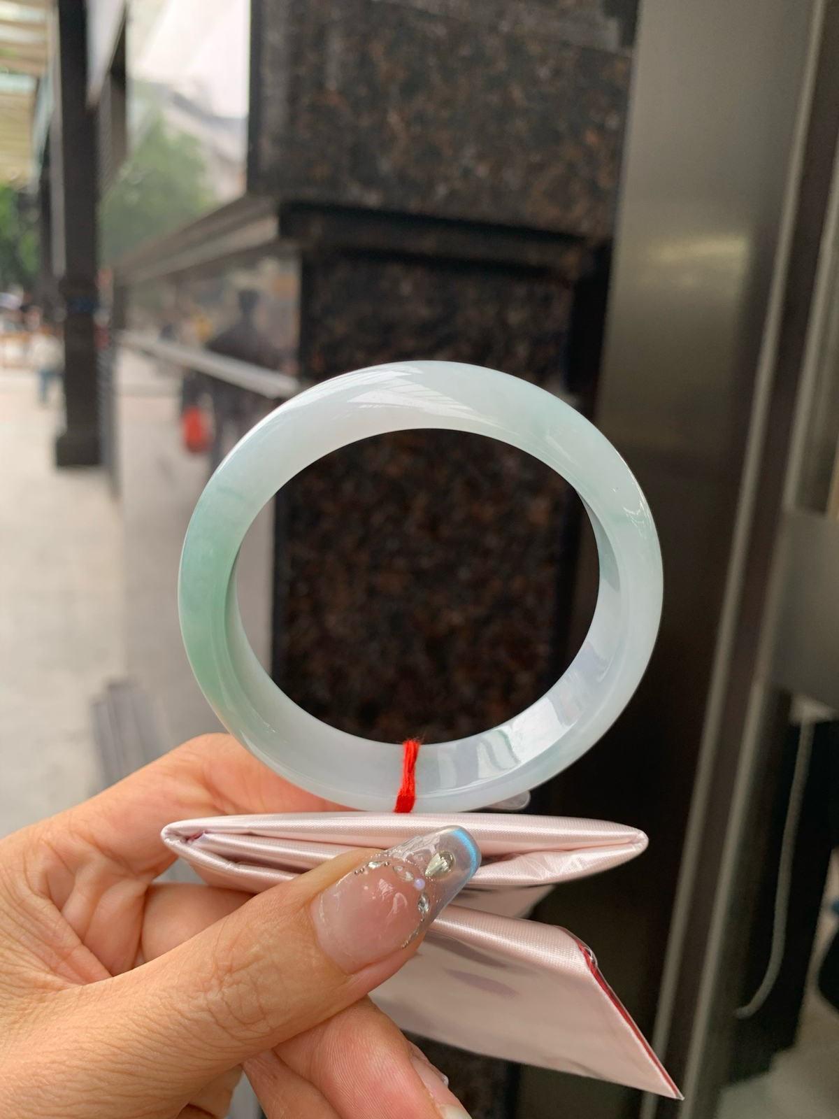 瓜皮绿正圈
58.5-7.4-14.6
底妆水润细腻，半山半水天然意境，自带江南烟雨滤镜，半圈瓜绿，过渡自然，像被大自然晕染过，低调高级..