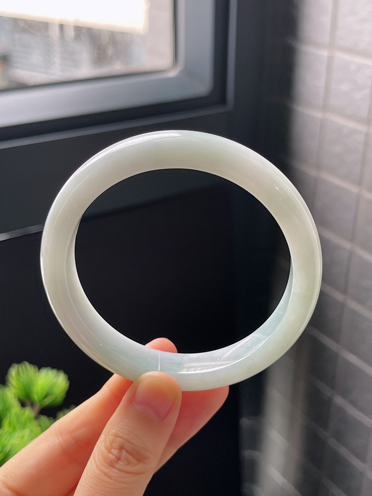 正圈60圈口，翡翠糯化种淡绿色手镯