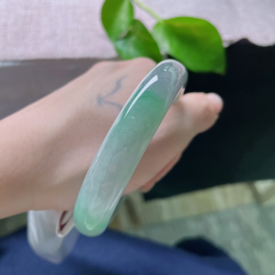 58.6/12.5/8.6，油青正圈，一抹飘翠点缀，油润细腻，种老，沉稳贵气，无裂，ss52112a
